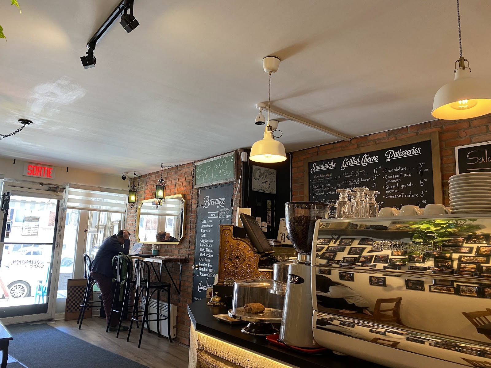Café Alice: the place