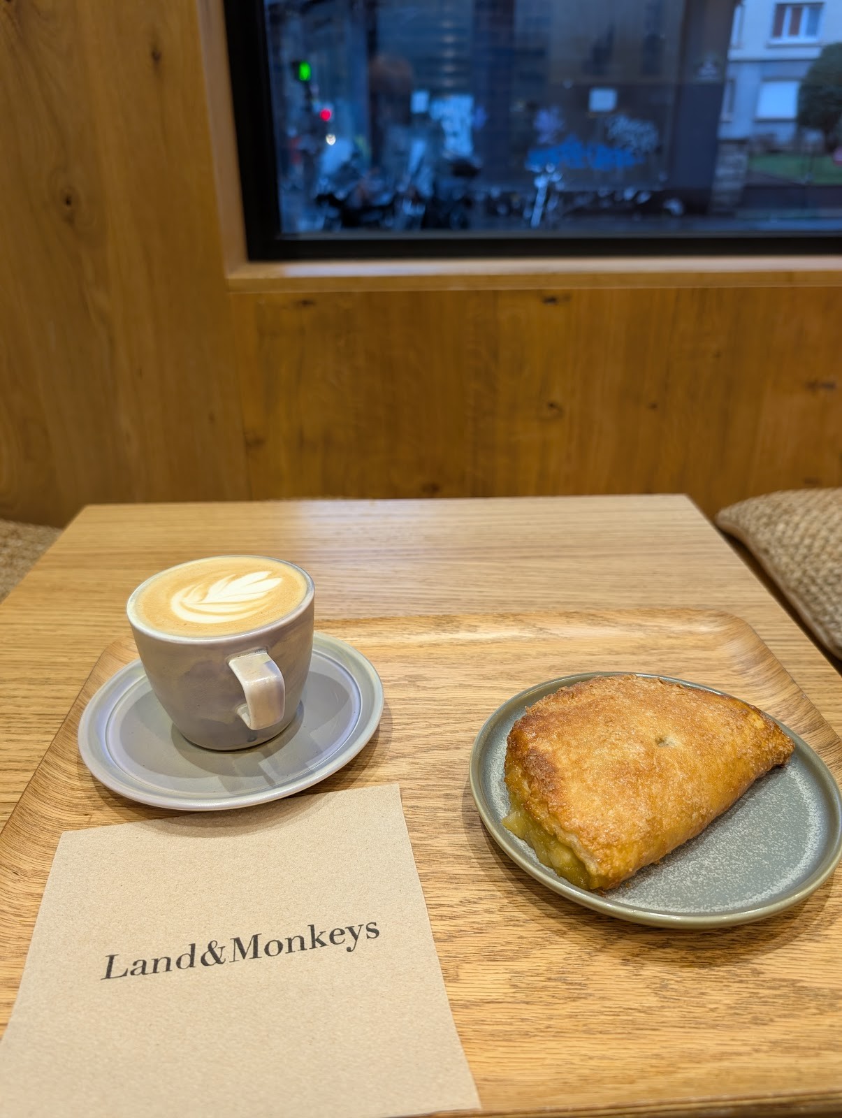 Land&Monkeys Roquette: food & drinks