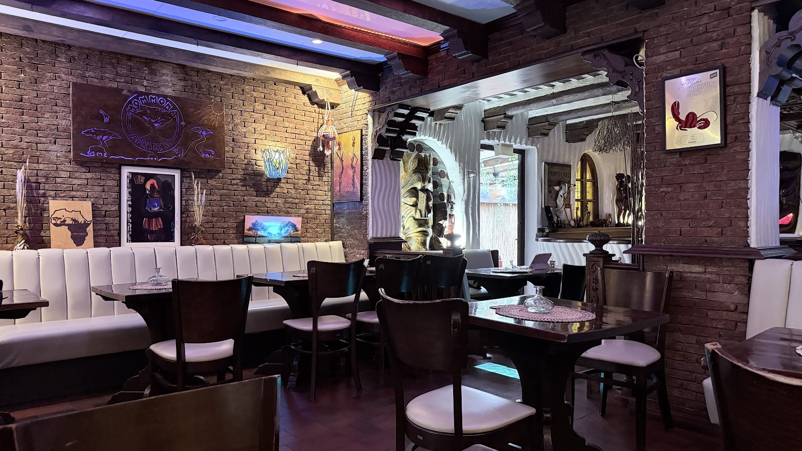 Mommona African Restaurant: the place