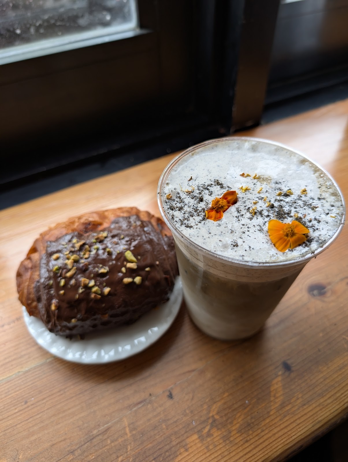Dialogue Coffee & Flowers: food & drinks