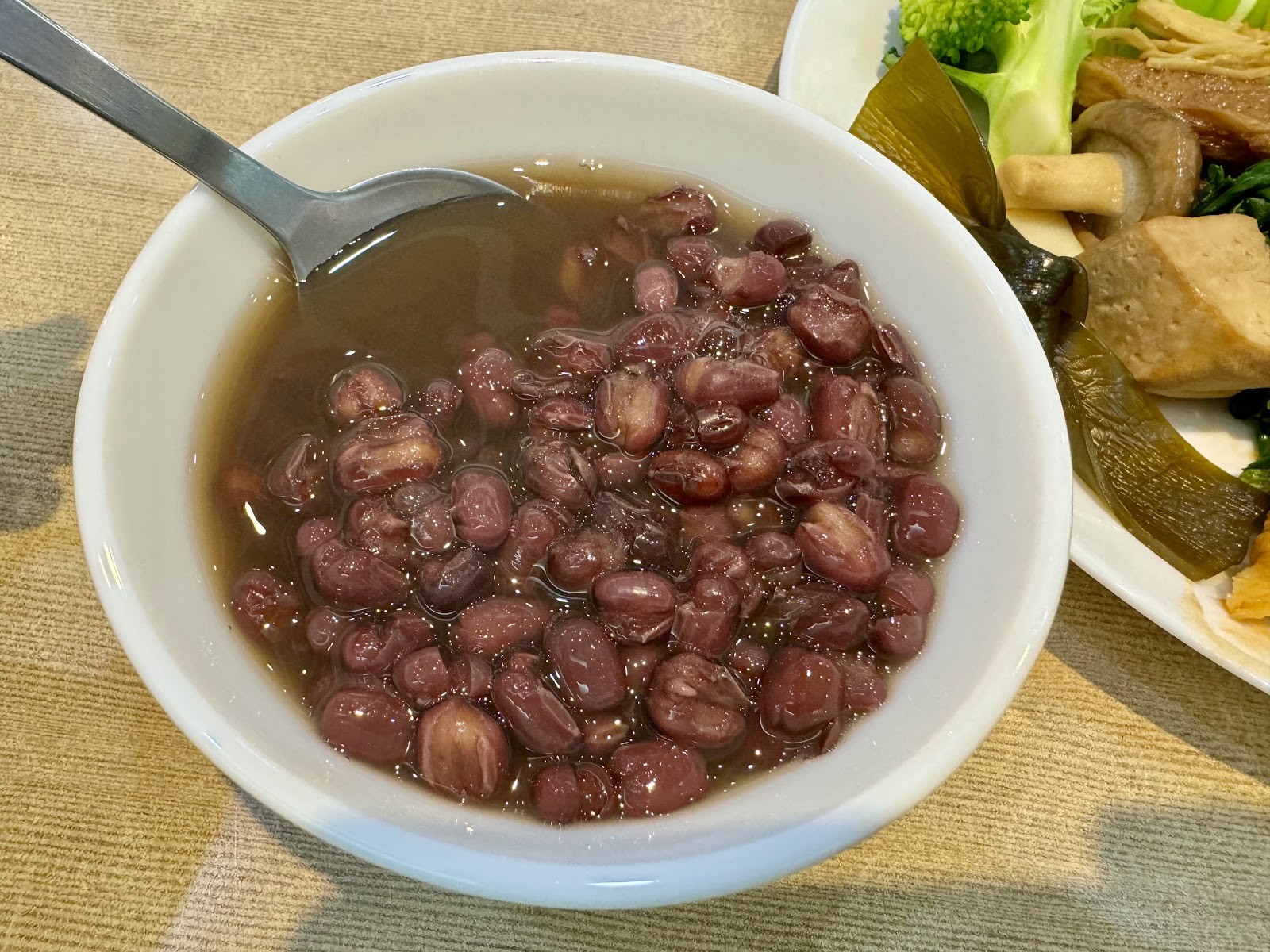 Xiǎo Chú Guì SùShí 小廚櫃素食: food & drinks