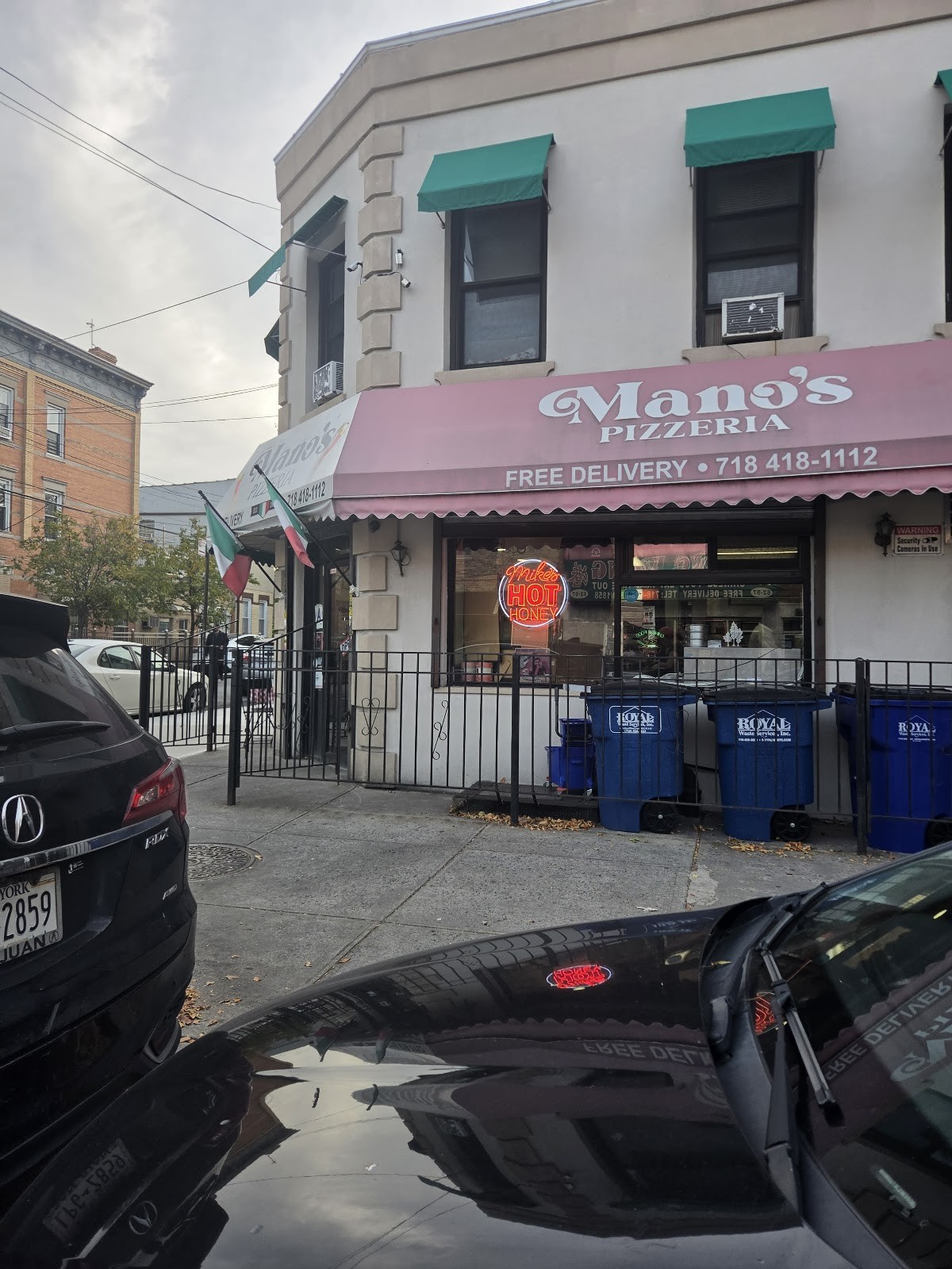 Mano's Pizzeria: the place