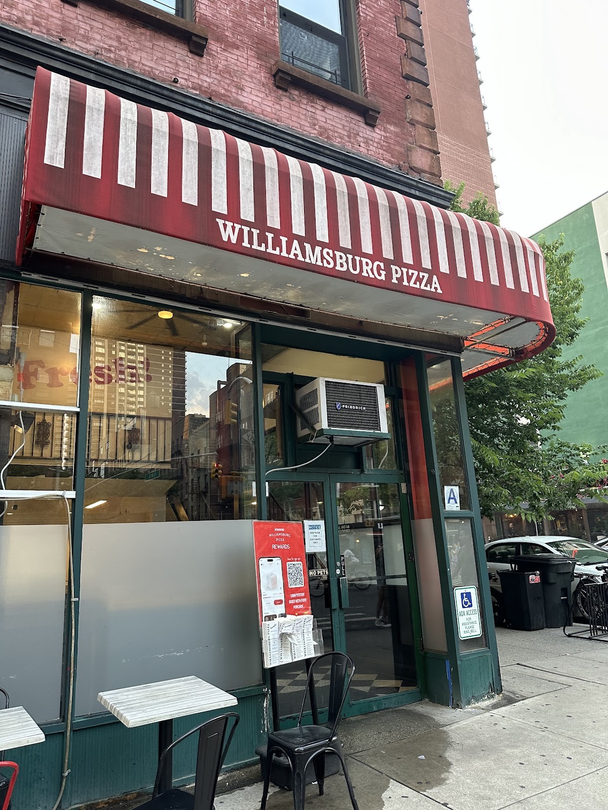 Williamsburg Pizza: the place