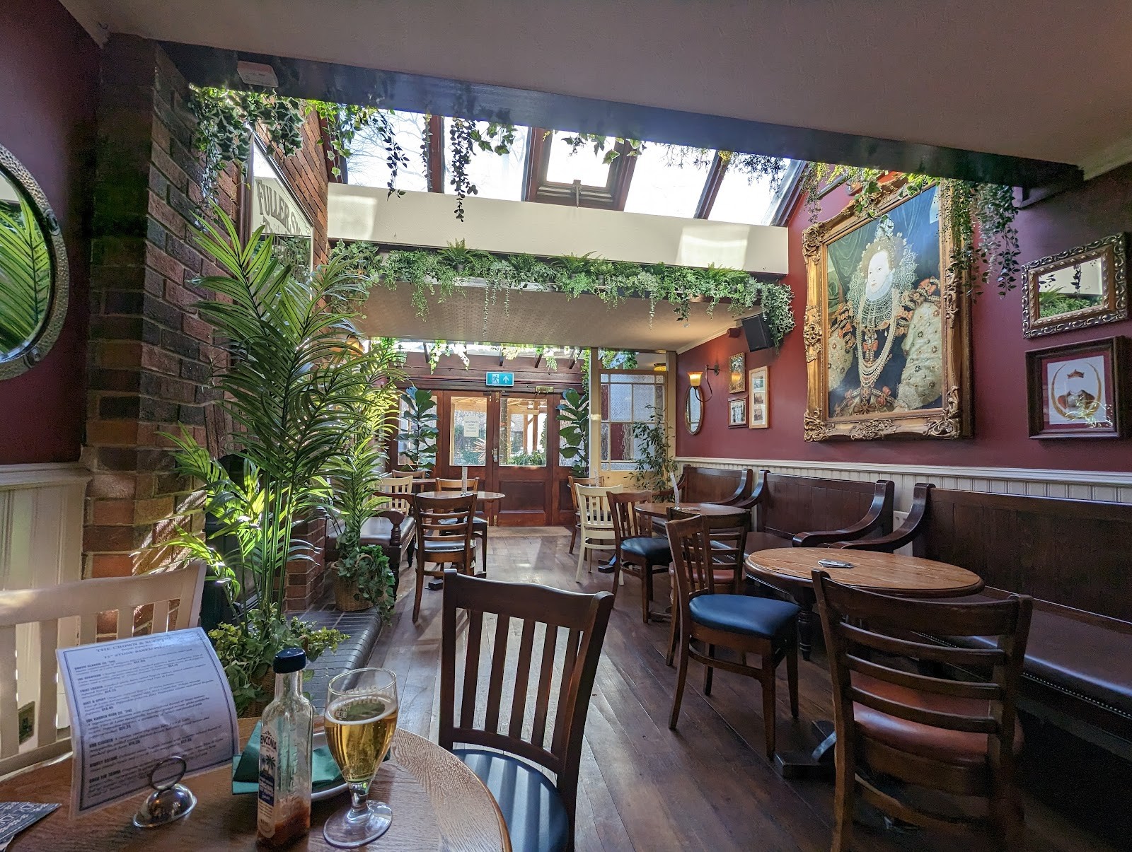 Crown and Sceptre: the place