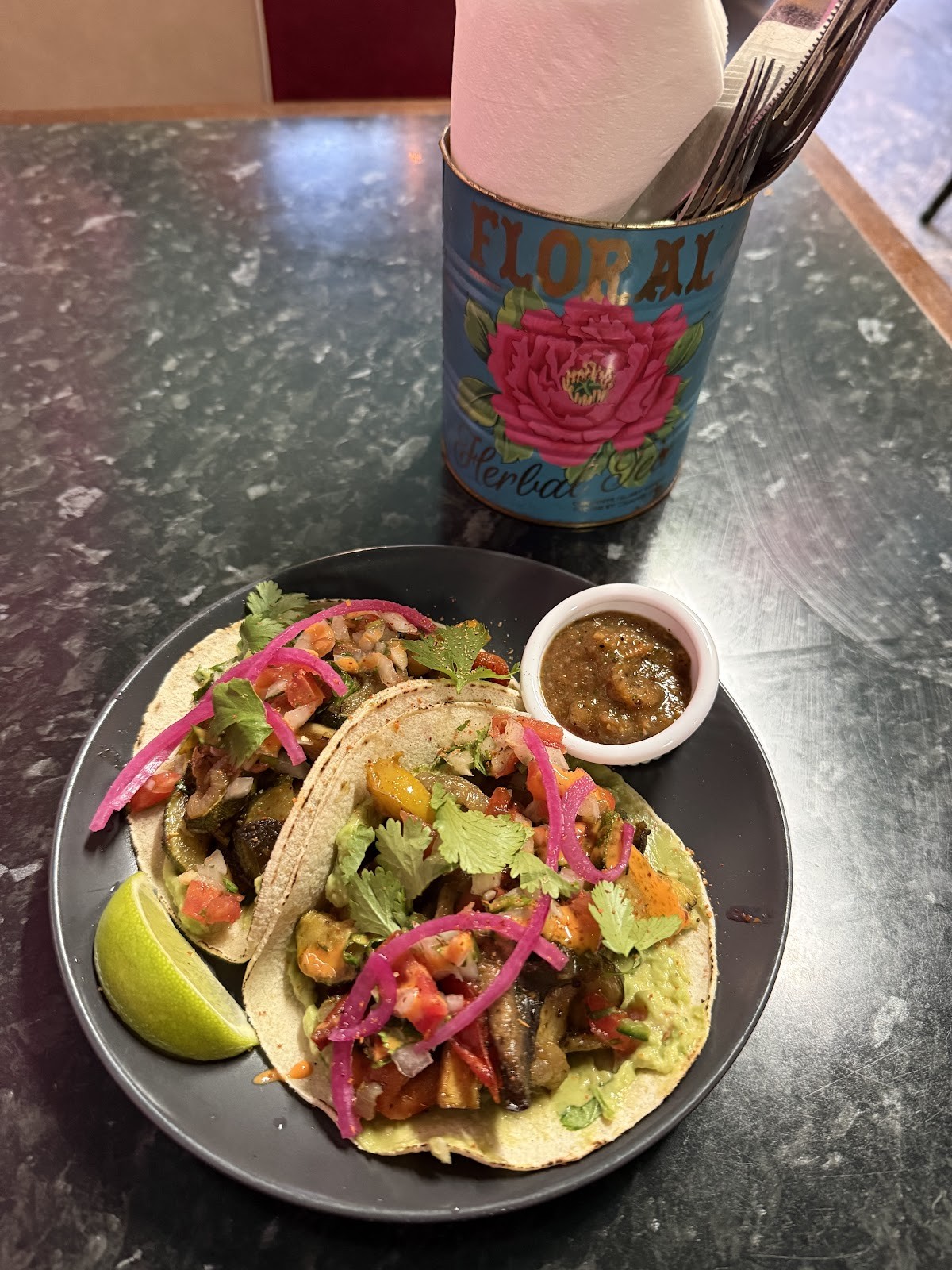 Guac 'n' Roll Kitchen: food & drinks