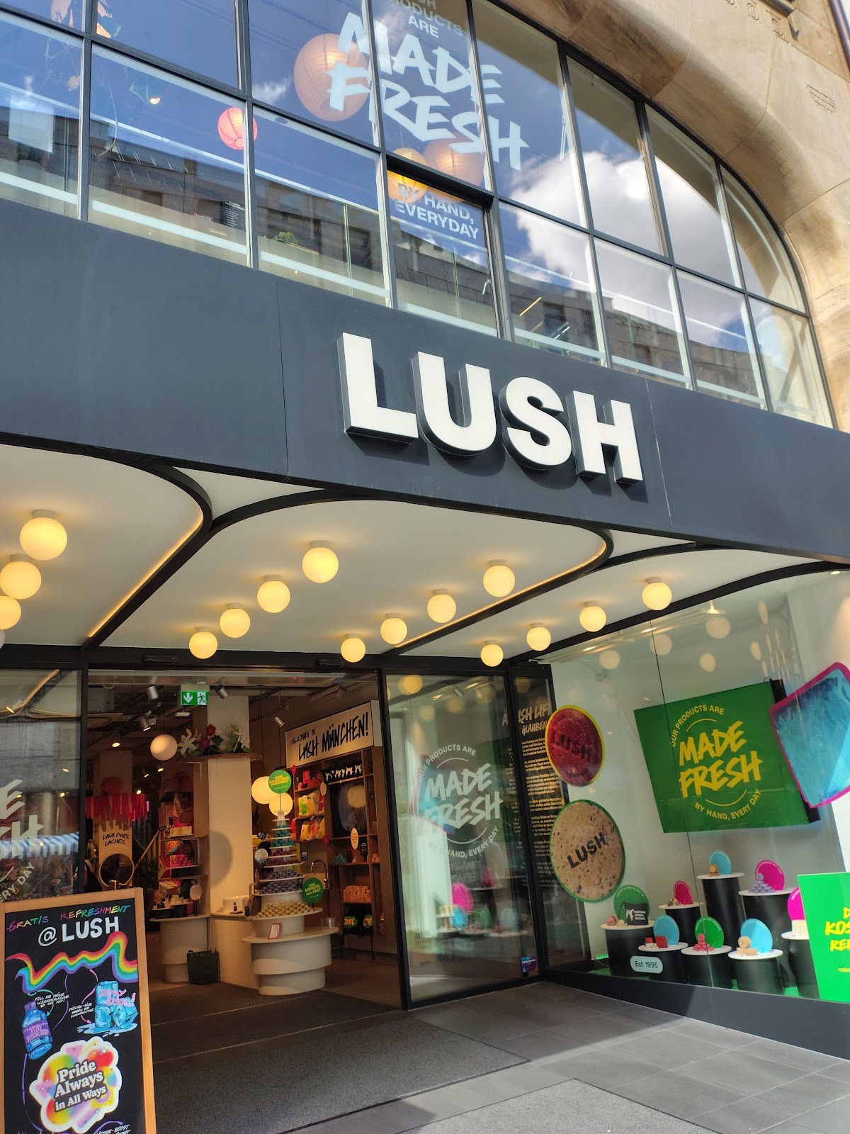 LUSH Cosmetics München: the place