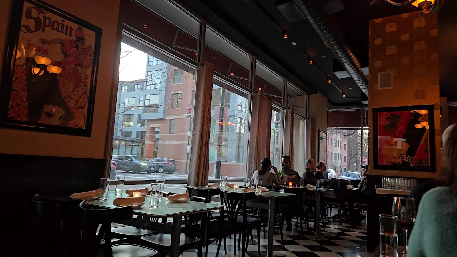 Estragon Tapas: the place