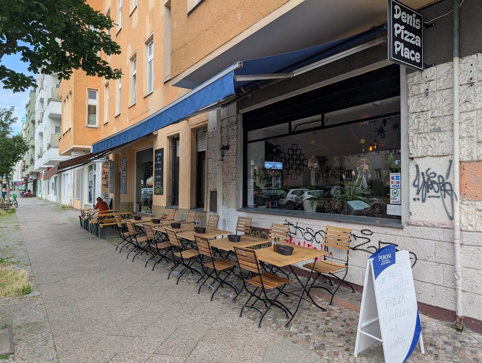 Denis Pizza Place: the place