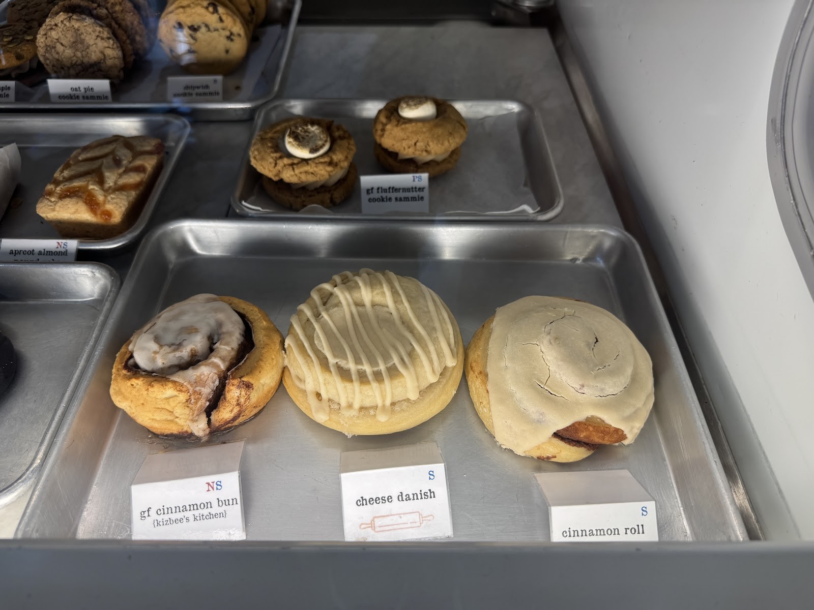 Crust Vegan Bakery: food & drinks