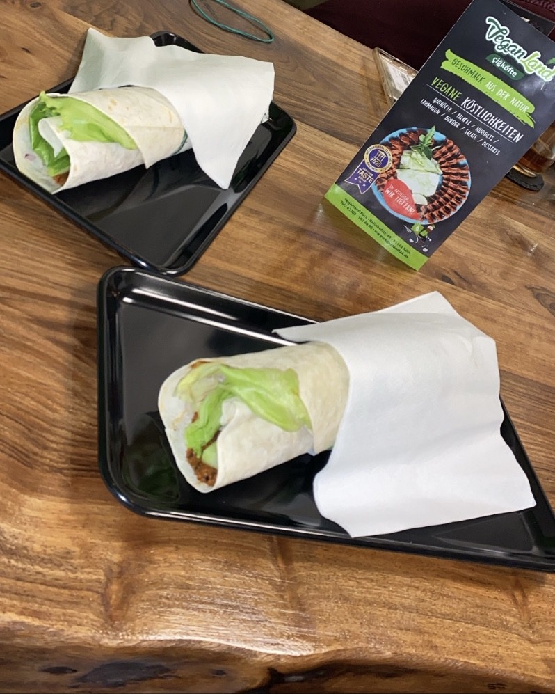 Veganland Çiğköfte Porz: food & drinks