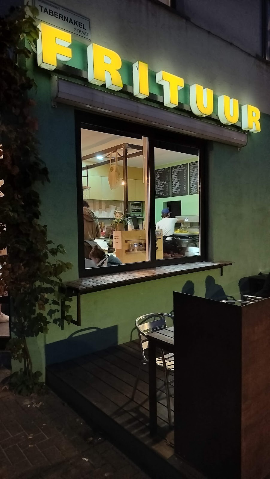 Frituur Tina: the place