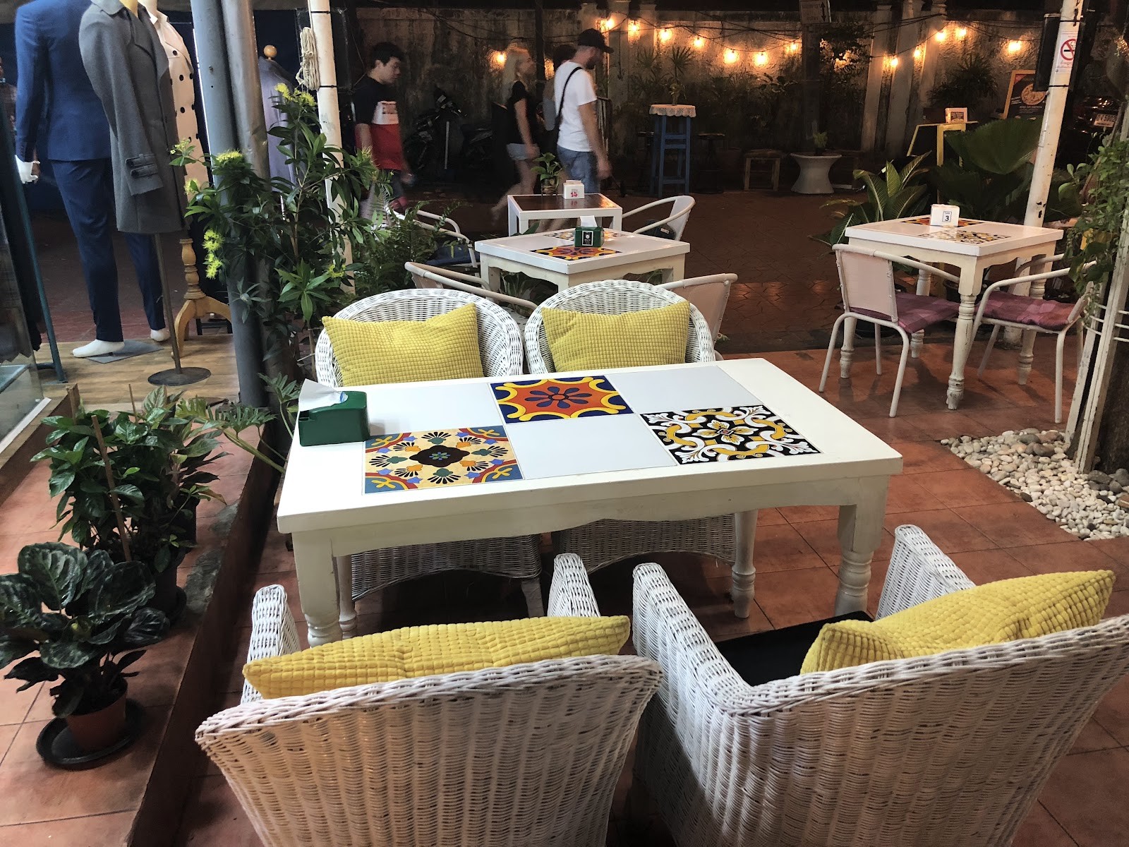 Alley Cat Resto Bar: the place