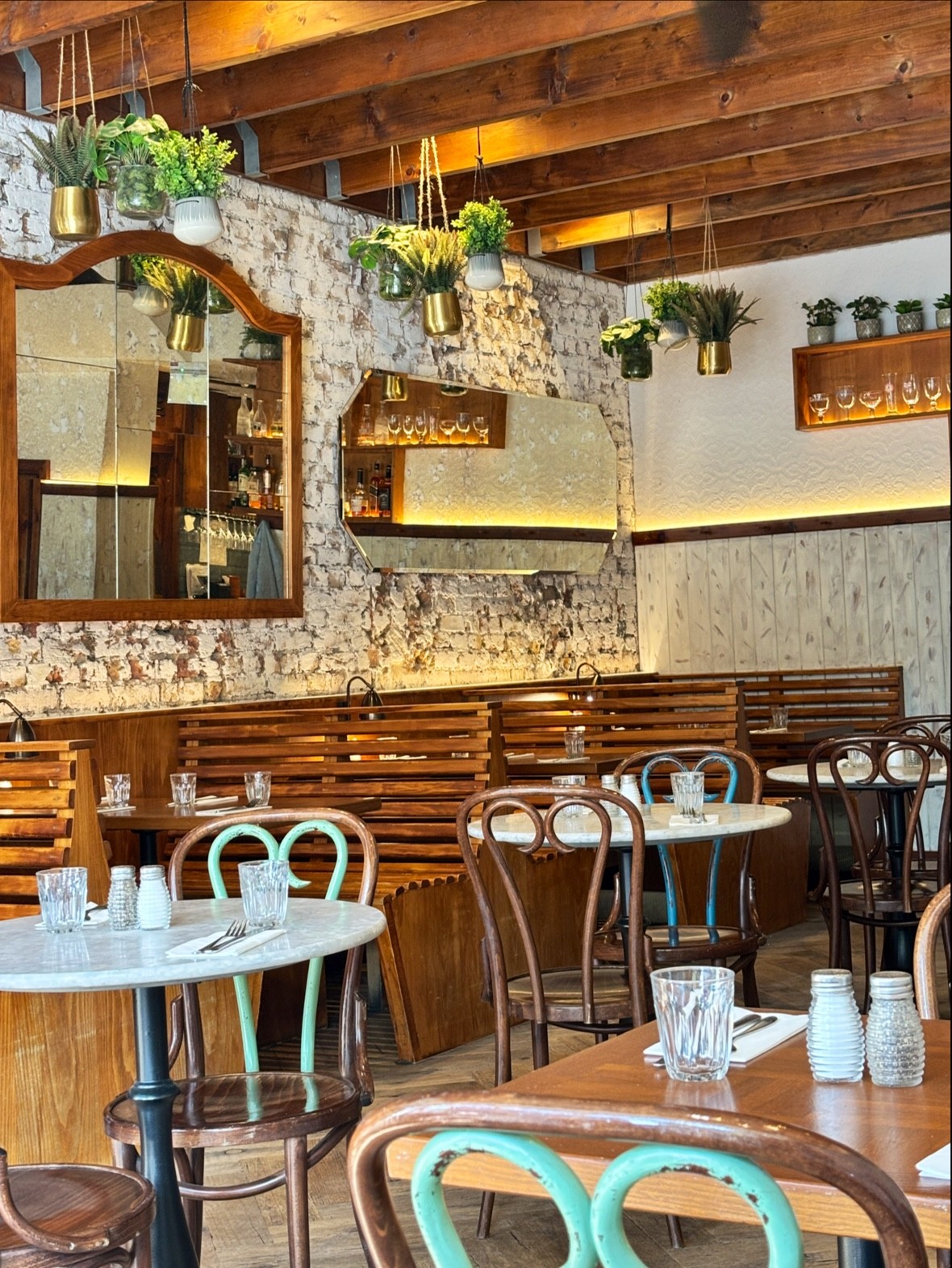 Bob's Café Queen's Park: the place