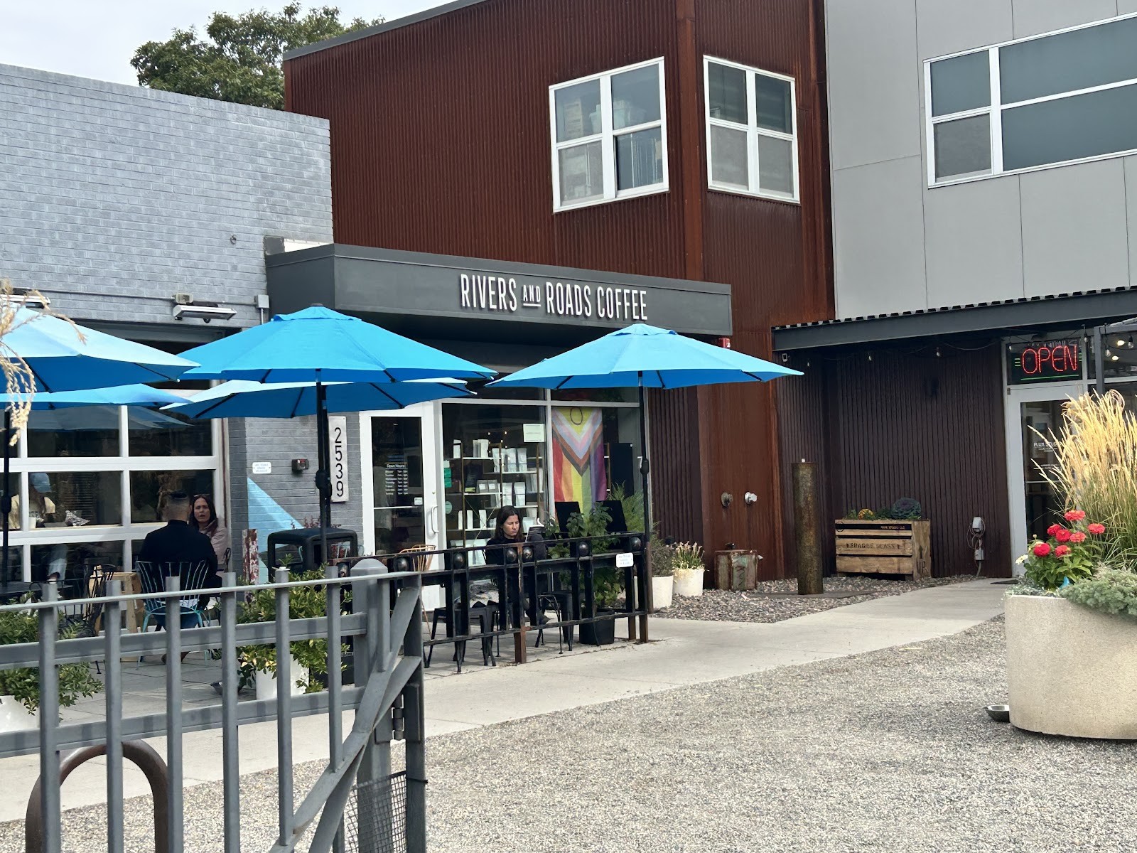Rivers & Roads Coffee: the place
