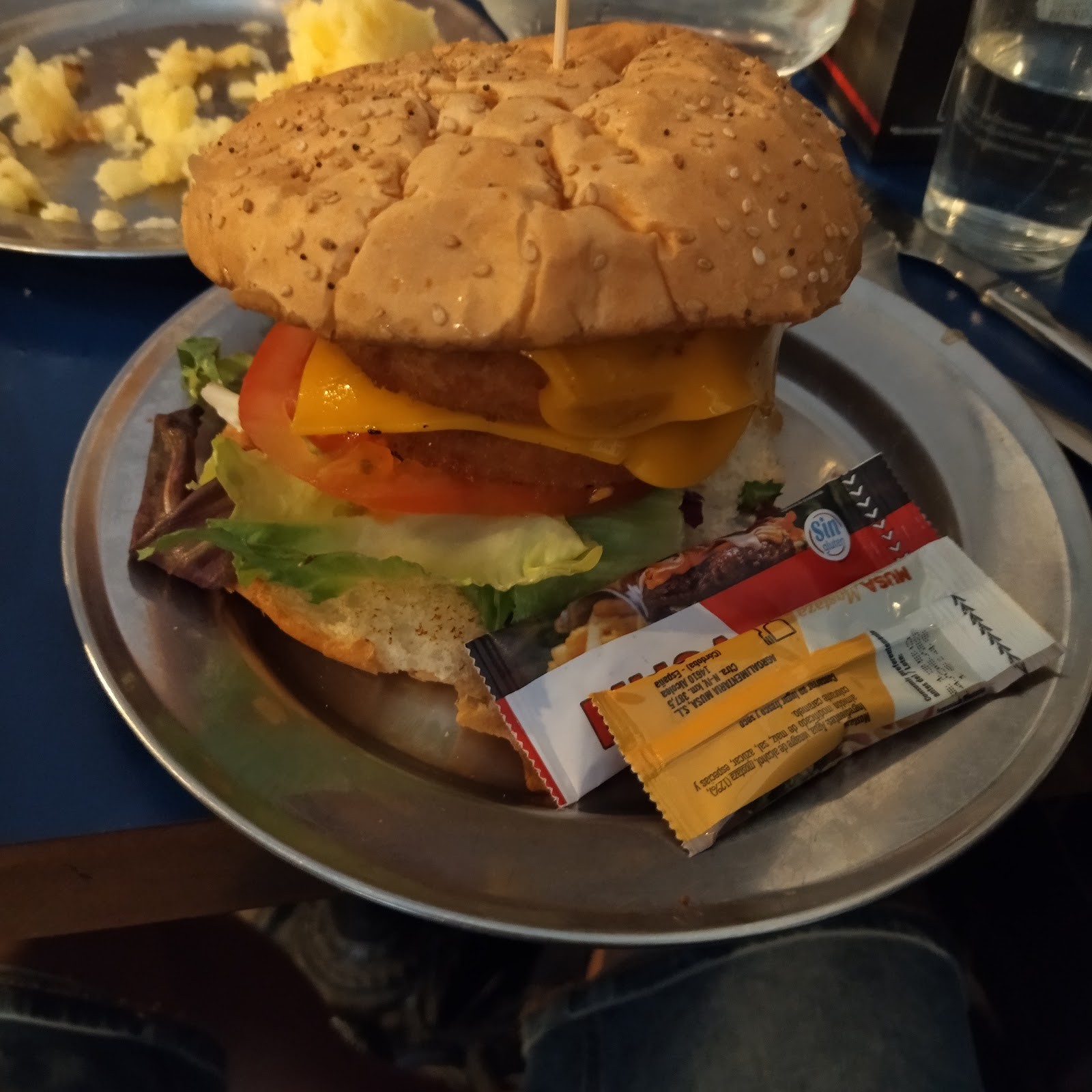 B13 bar: food & drinks