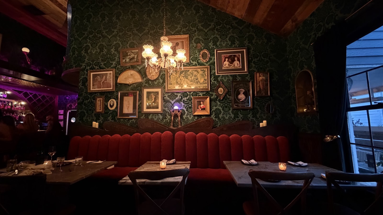 Honey Moon Spirit Lounge: the place