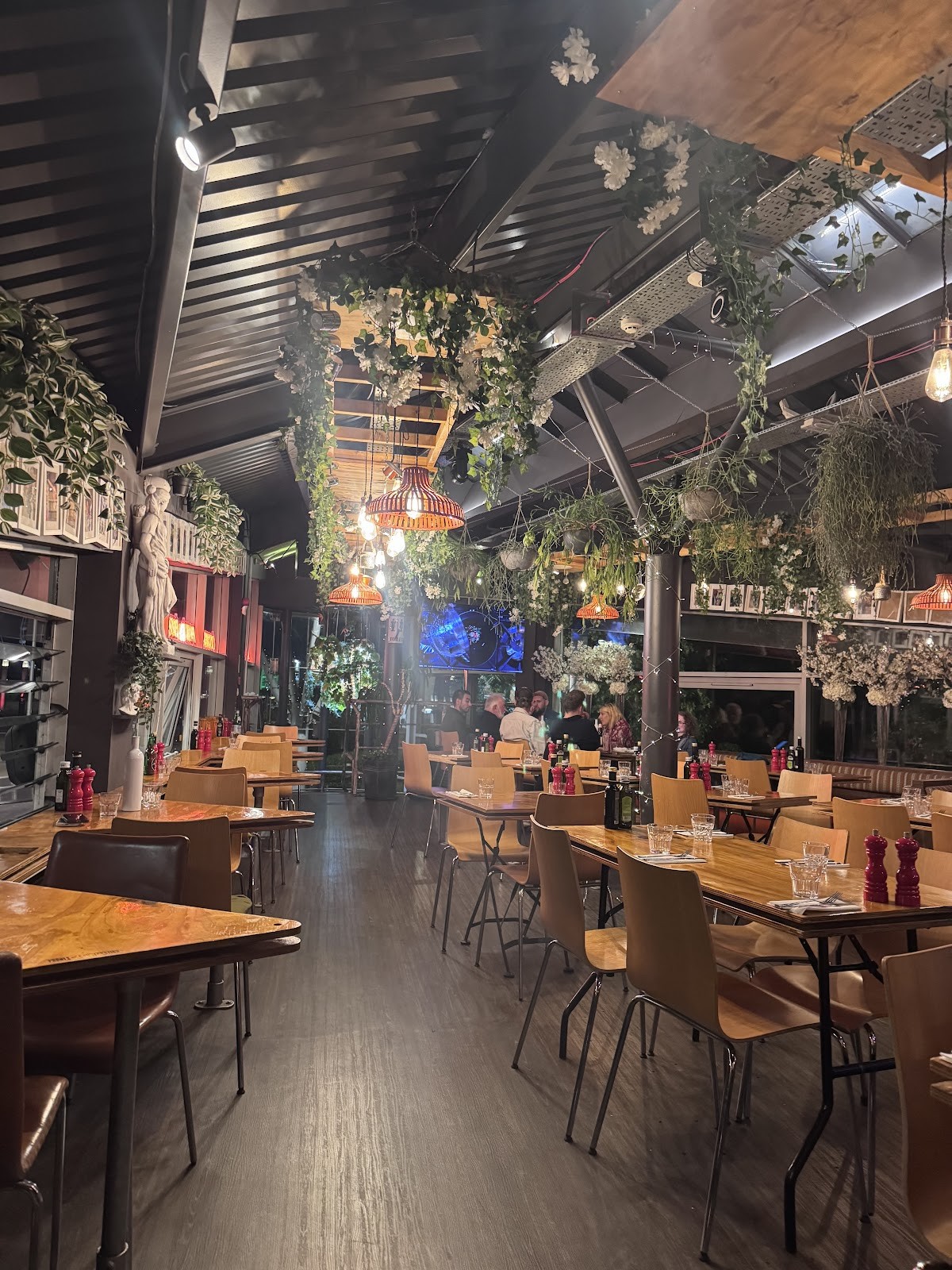 Giovanni's In The Bay: the place