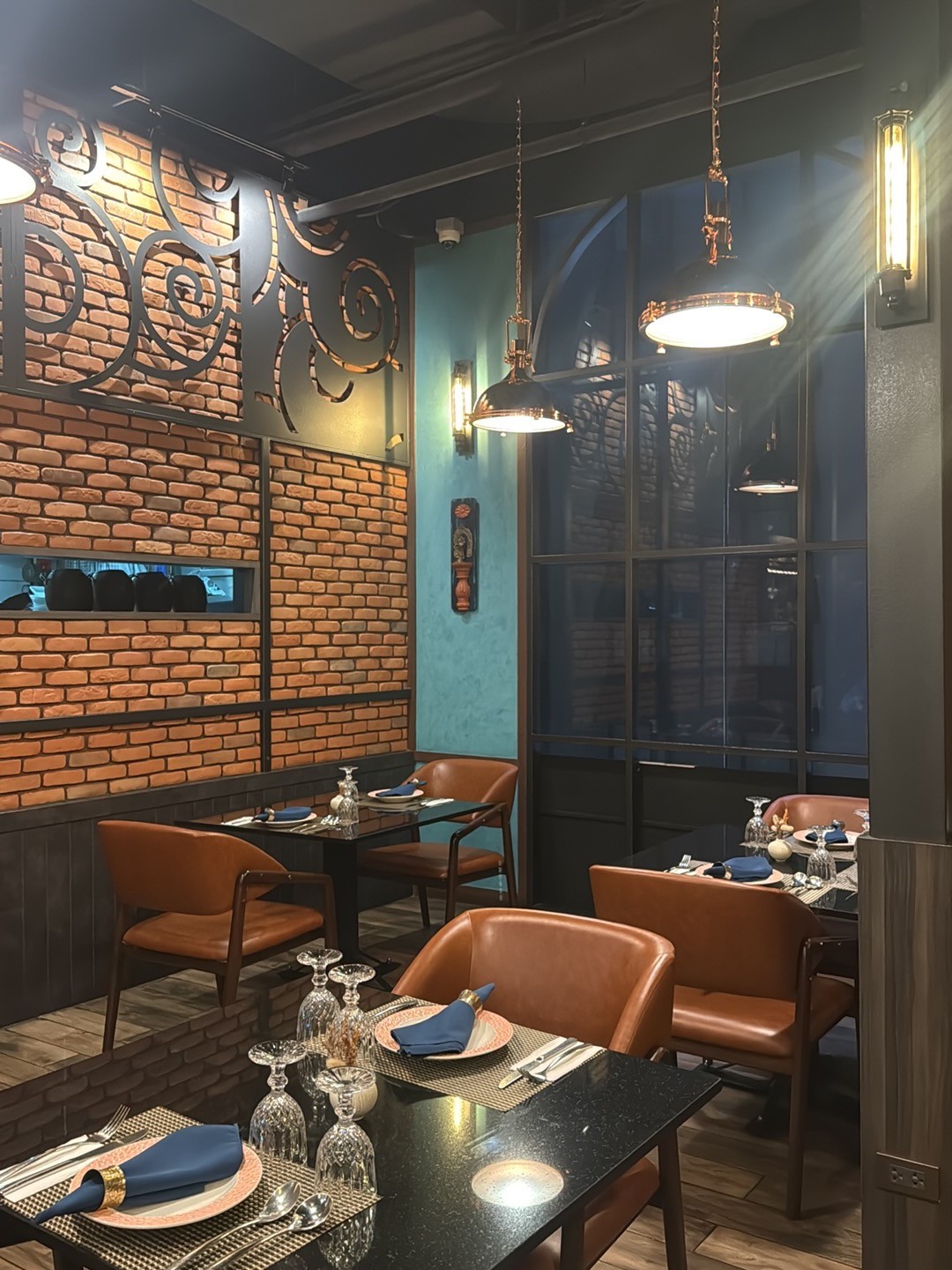Tandoori junction Halal Indian Restaurant: the place