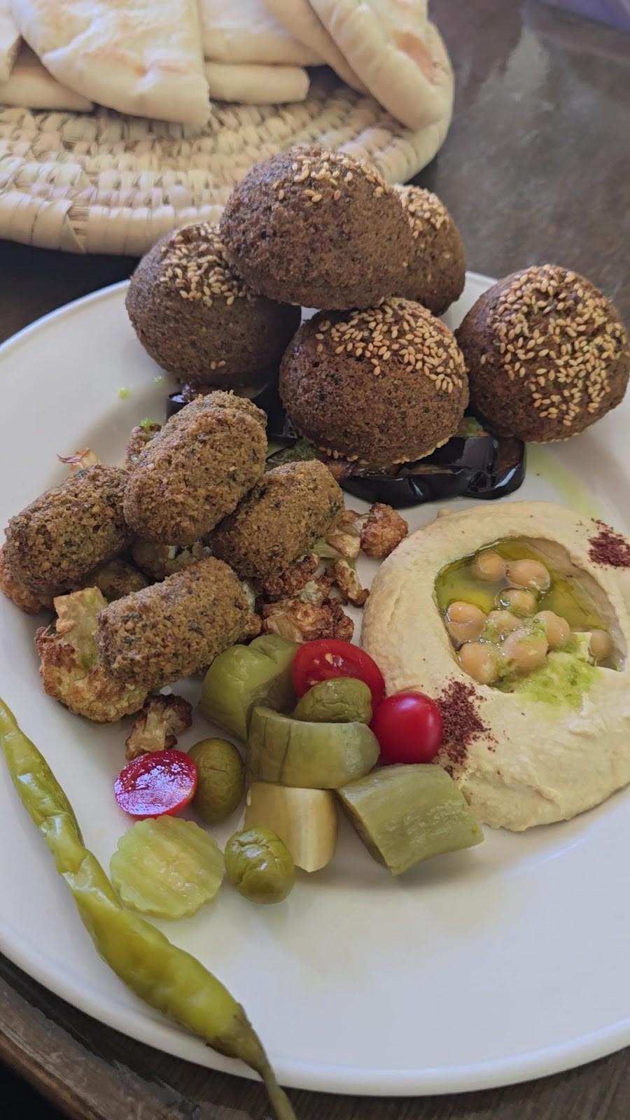 Wazzup Falafel: food & drinks