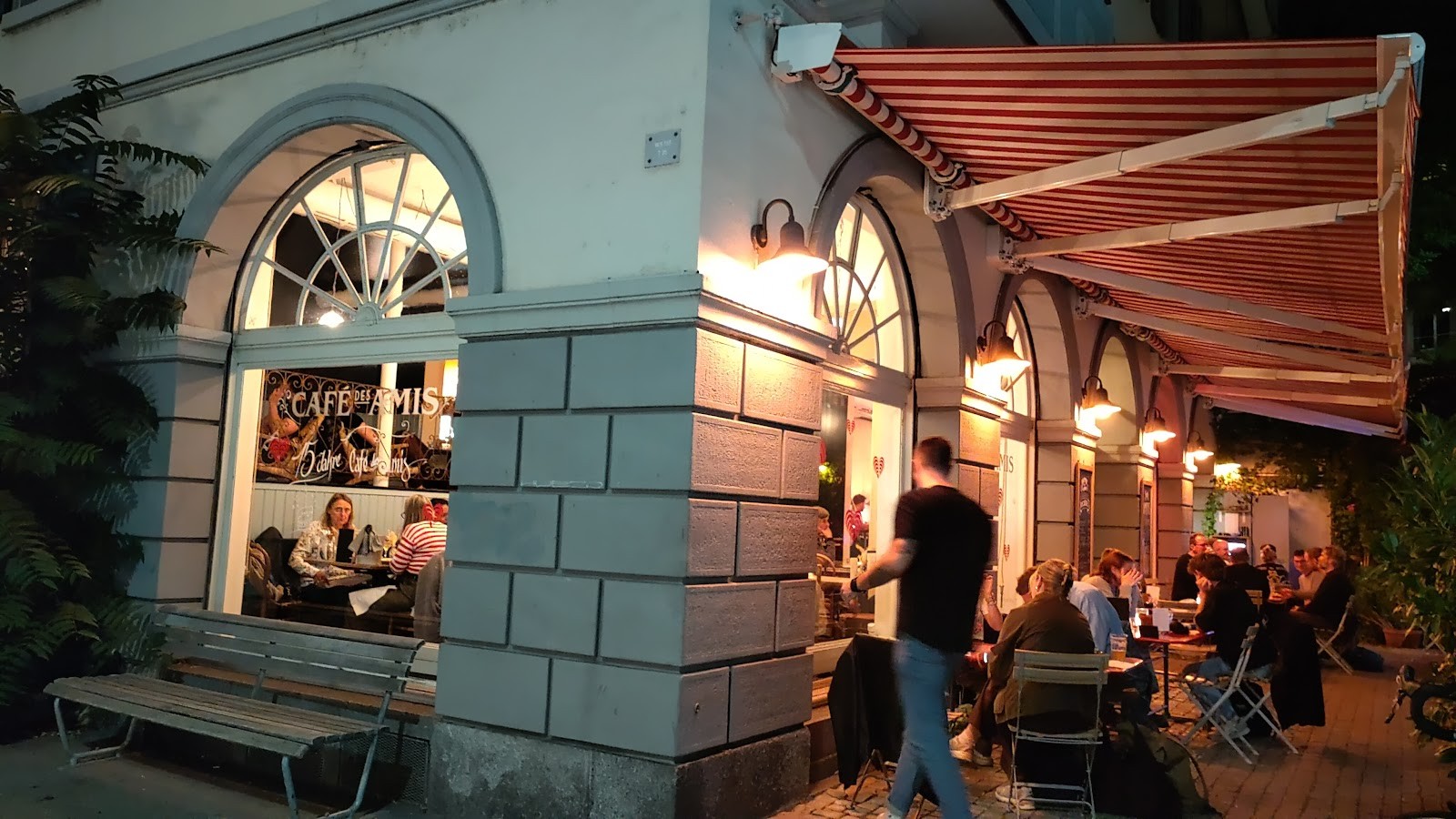 Café des Amis: the place