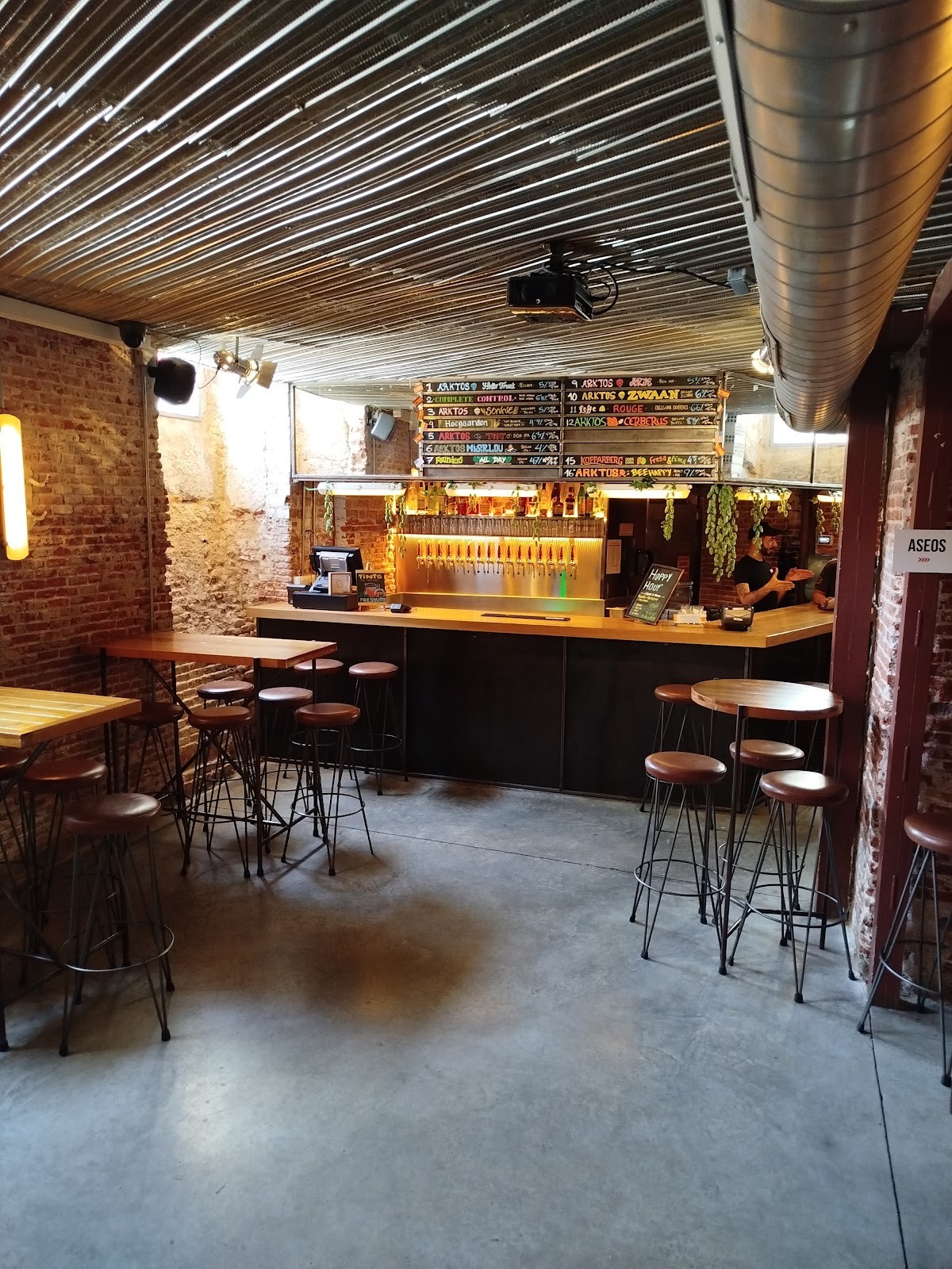 Tierra Burrito Bar: the place
