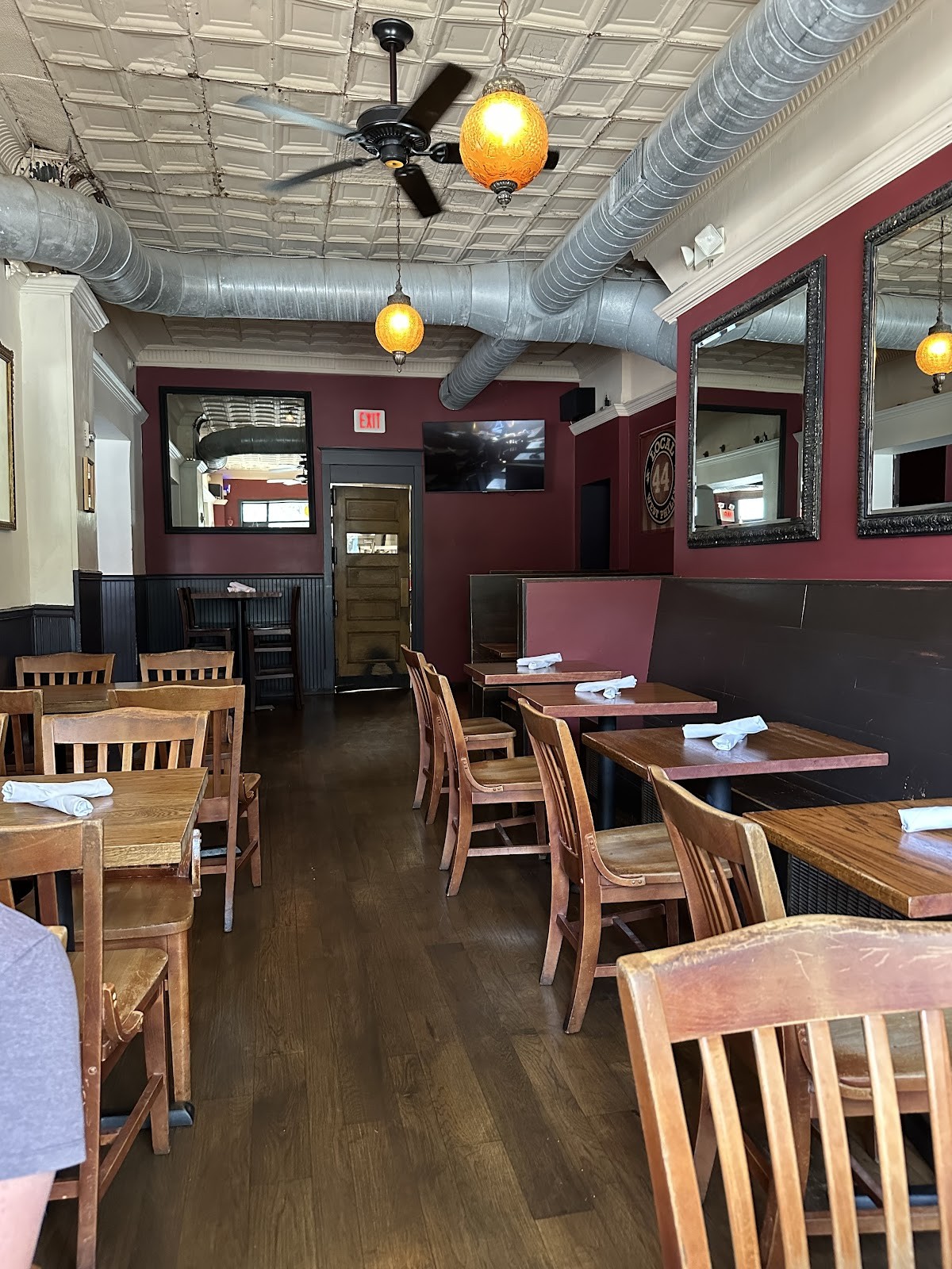Local 44 Restaurant & Bar: the place