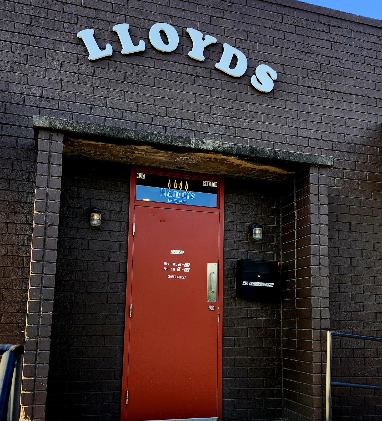 LLoyd's Restaurant & Lounge: the place