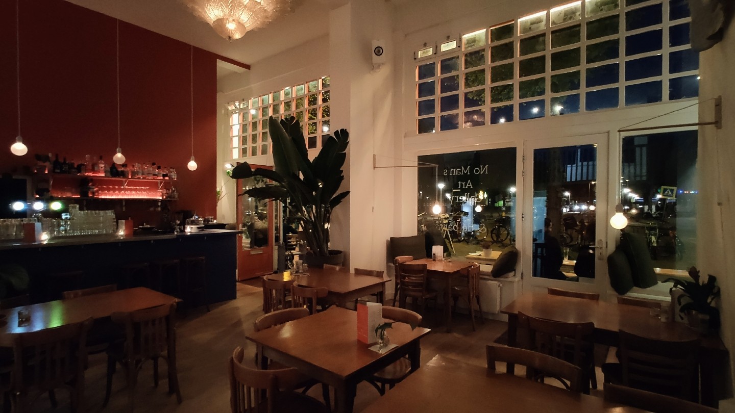 No Man's Art Gallery & de bar: the place