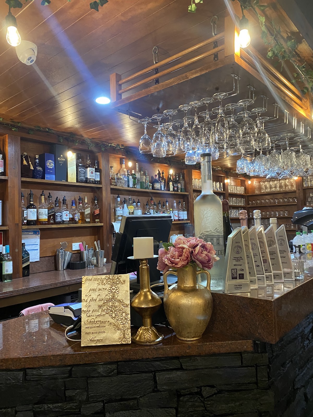 Itza Mezza Bar & Grill: the place