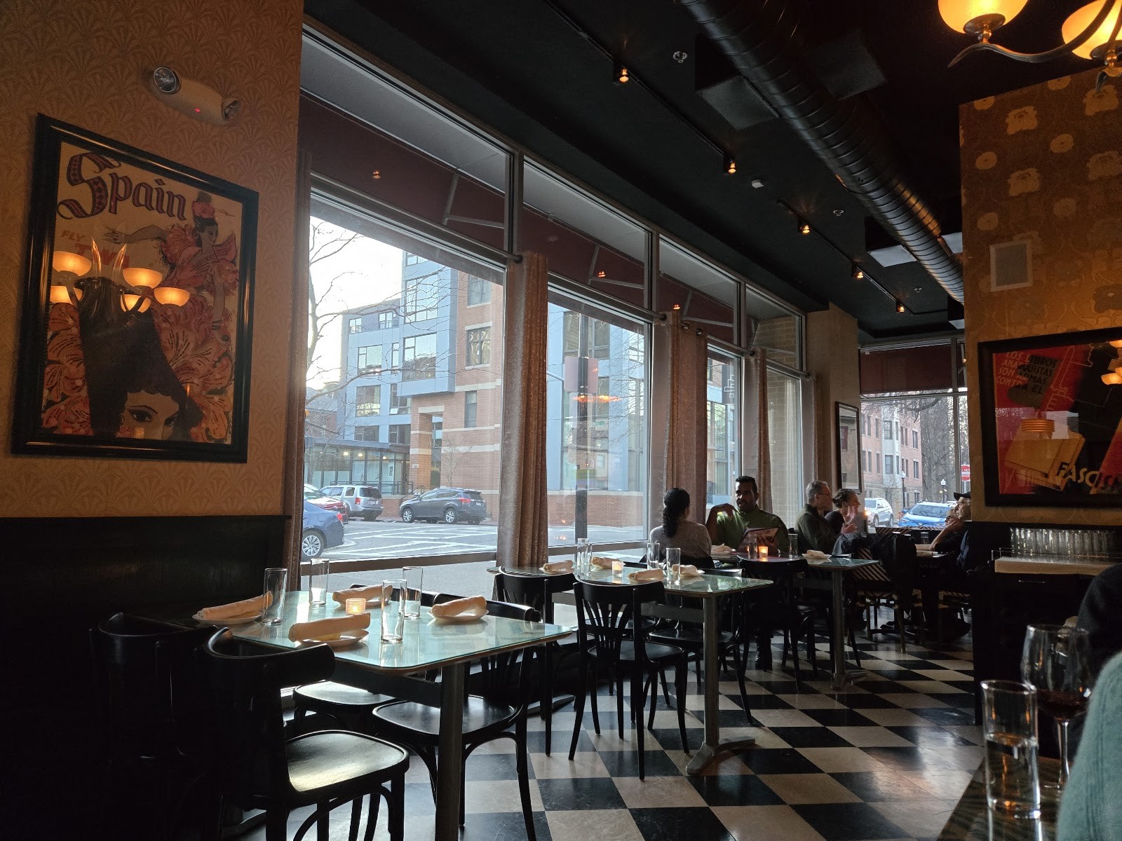 Estragon Tapas: the place