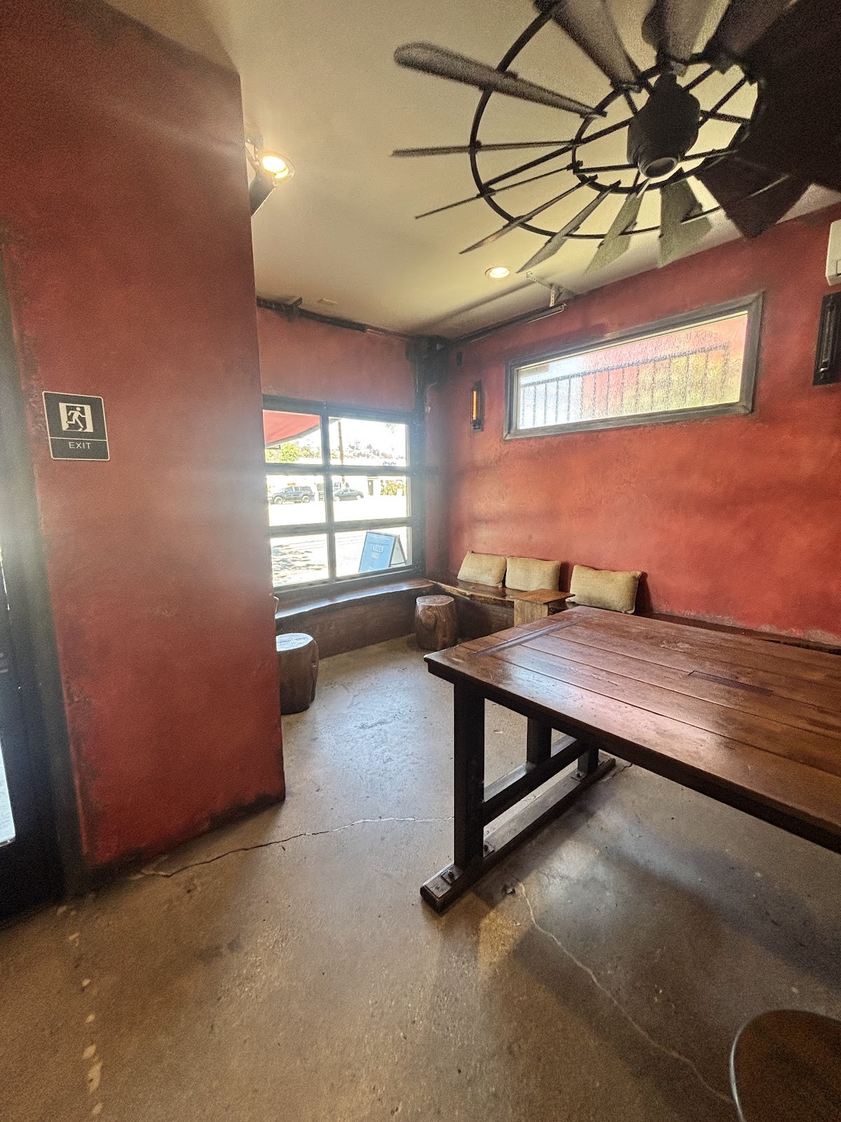 Muddy Paw Coffee & Park Eagle Rock: the place