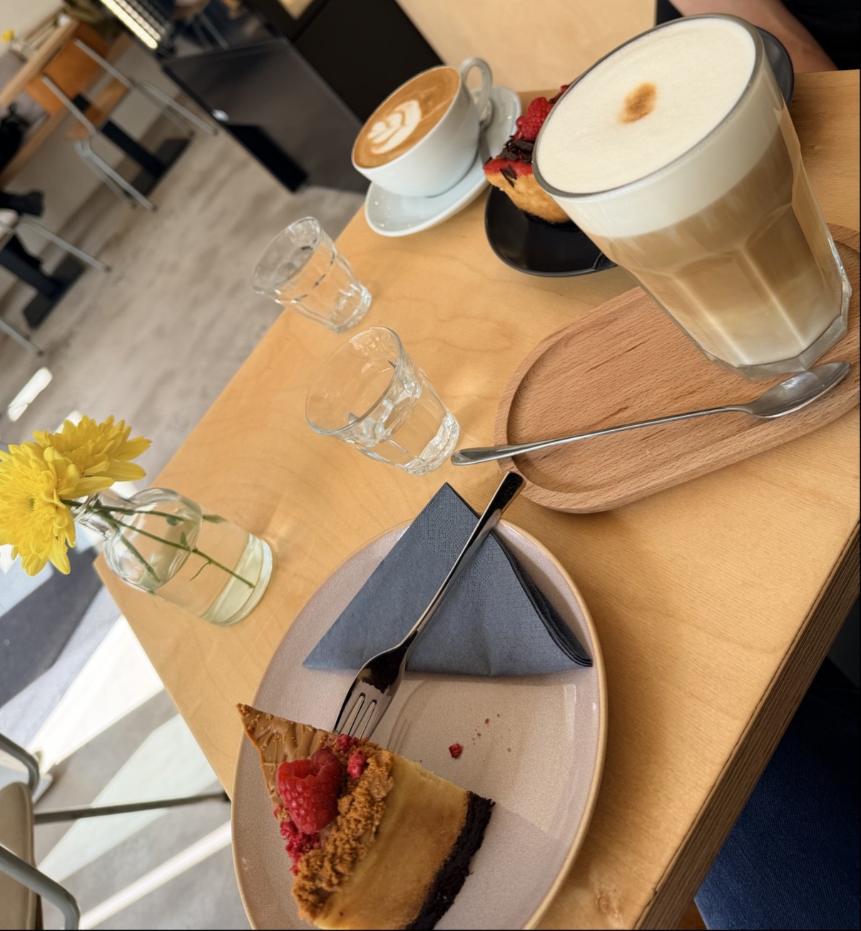 Manos Vegan Cake: food & drinks