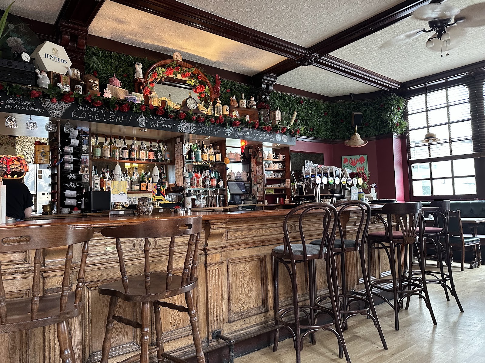 Roseleaf Bar Cafe: the place