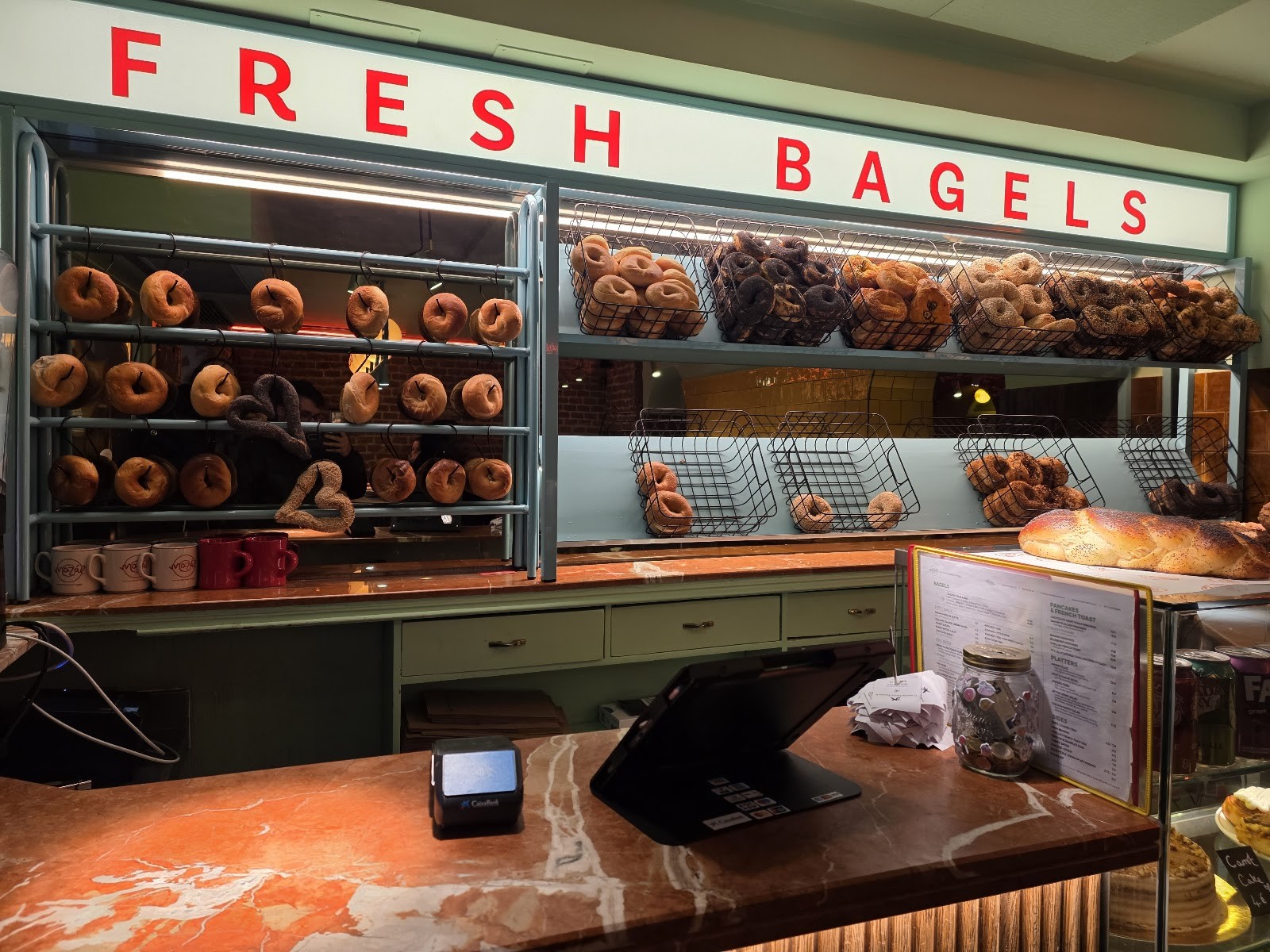 Mazál Bagels & Schmear – Ópera: the place
