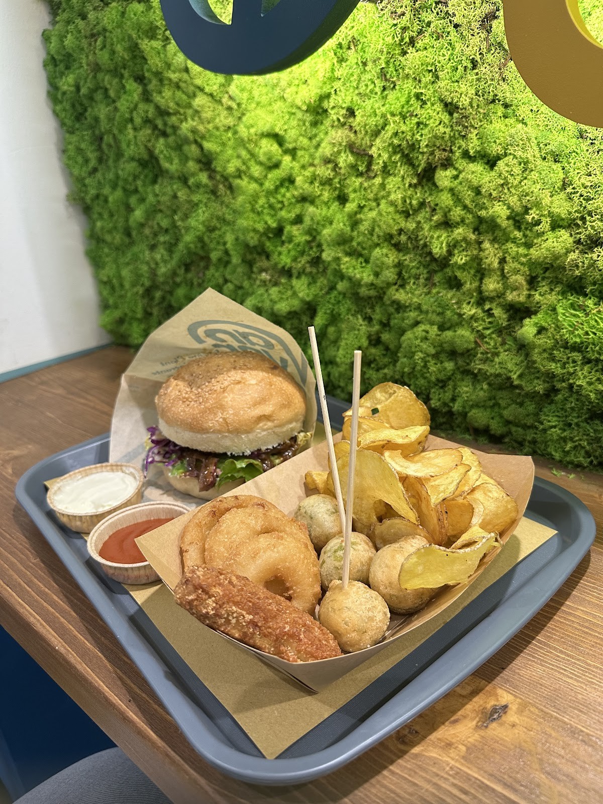 Van Ver Burger Garibaldi: food & drinks