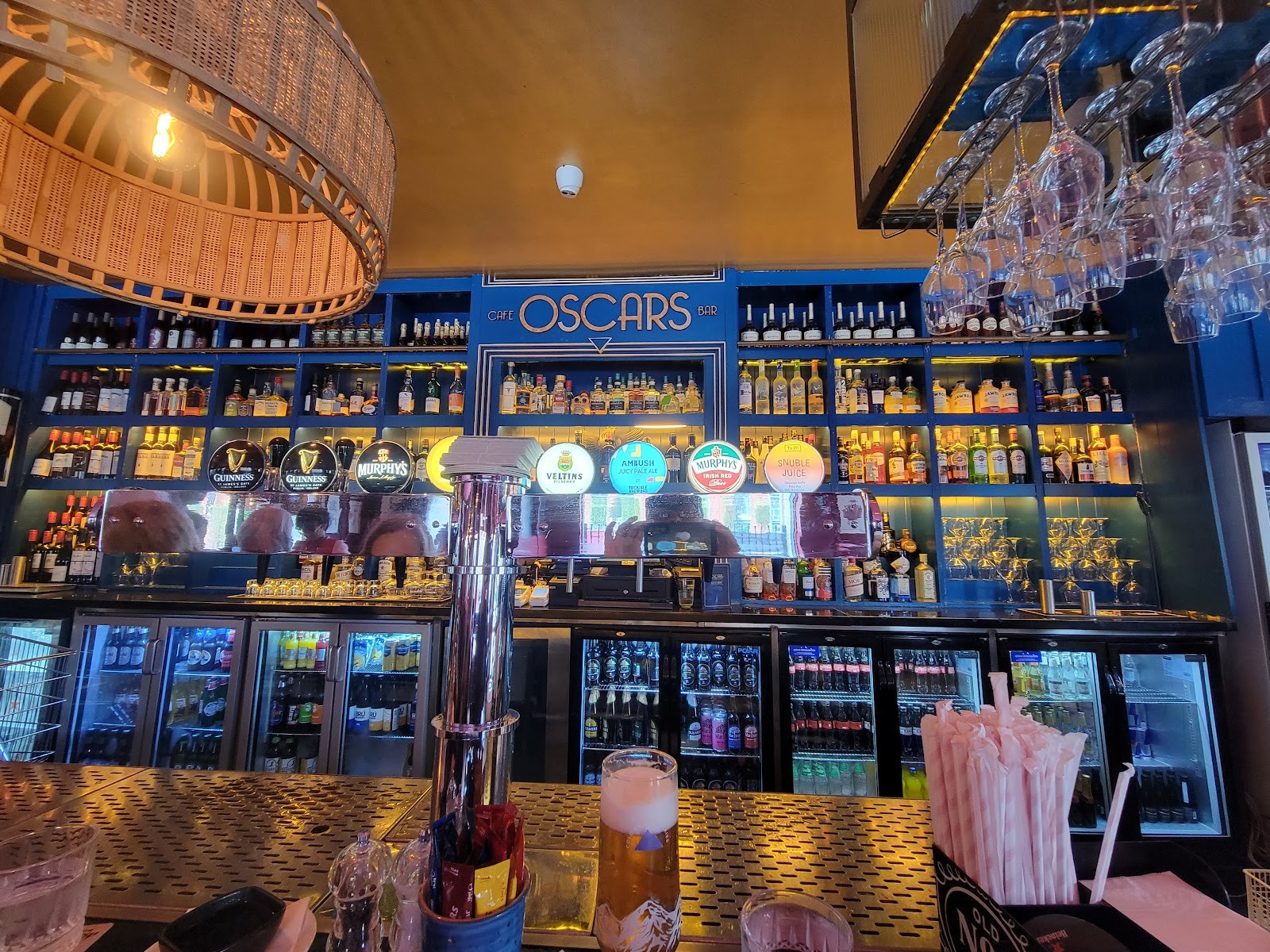 Oscars Café Bar: the place