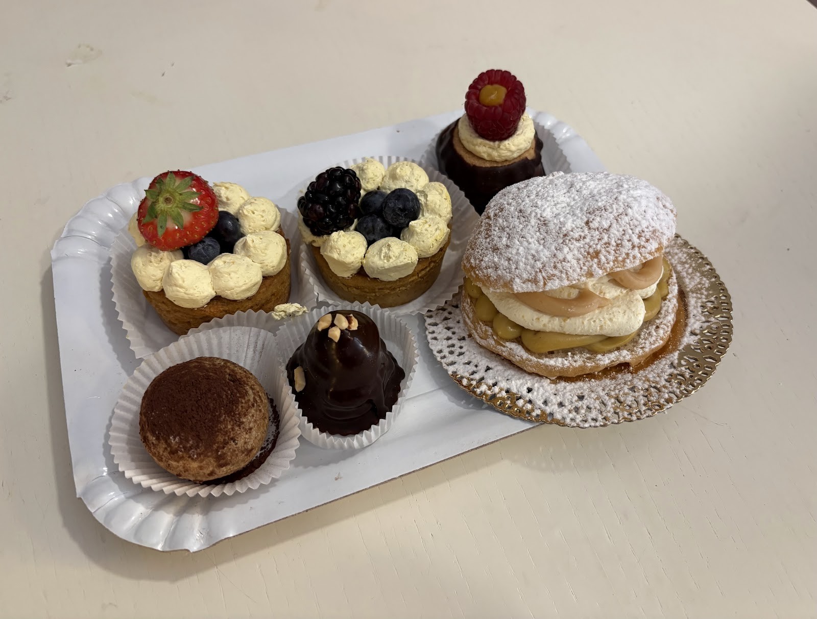 Leccornie Pasticceria Vegana: food & drinks