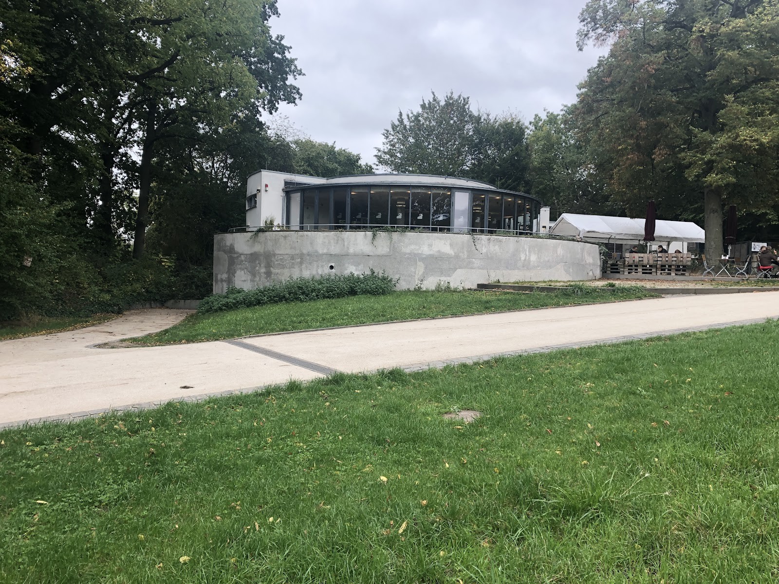 Rondell Frankfurt - Café und Restaurant im Huthpark: the place