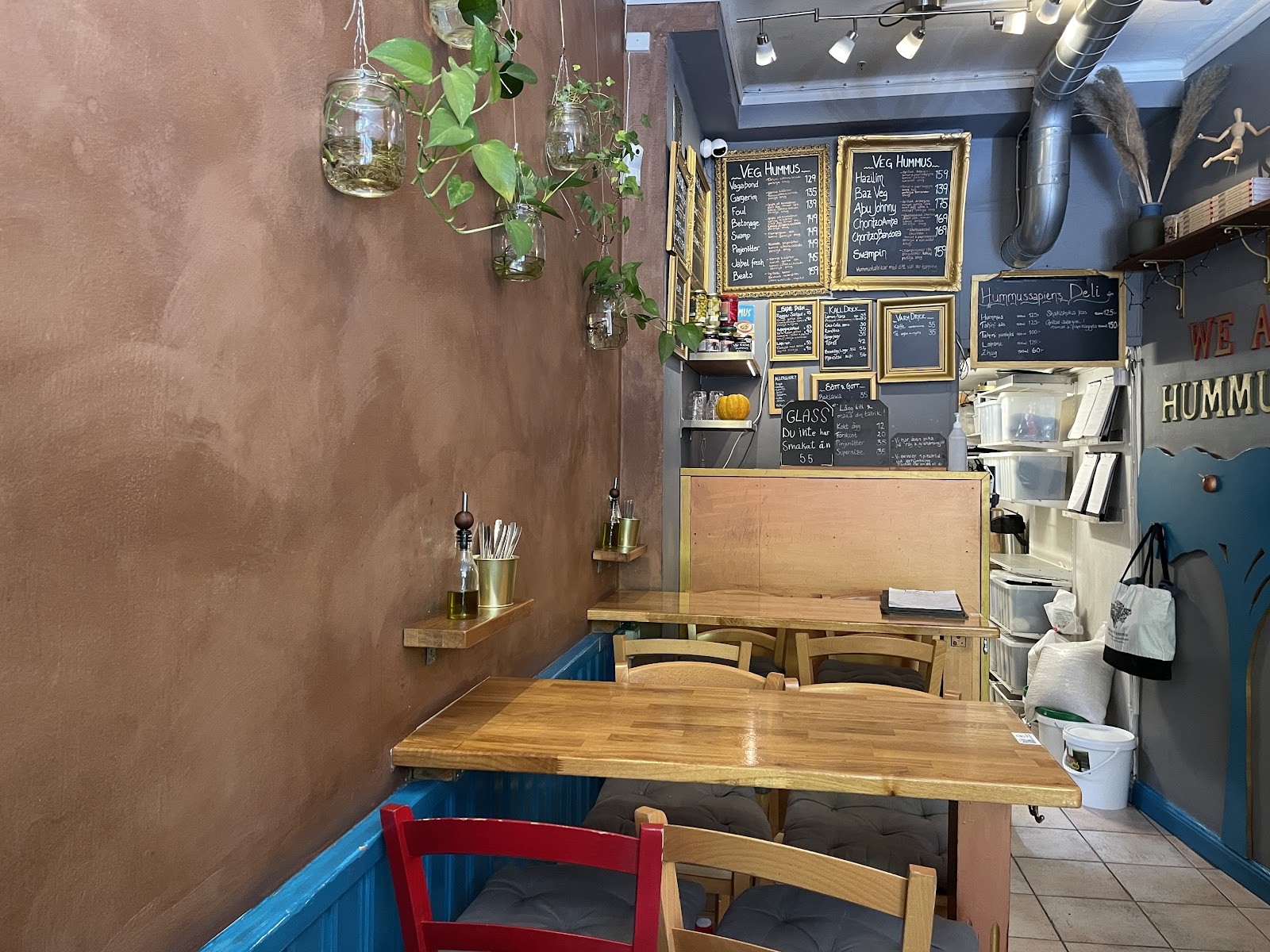 Reggev Hummus - Södermalm: the place