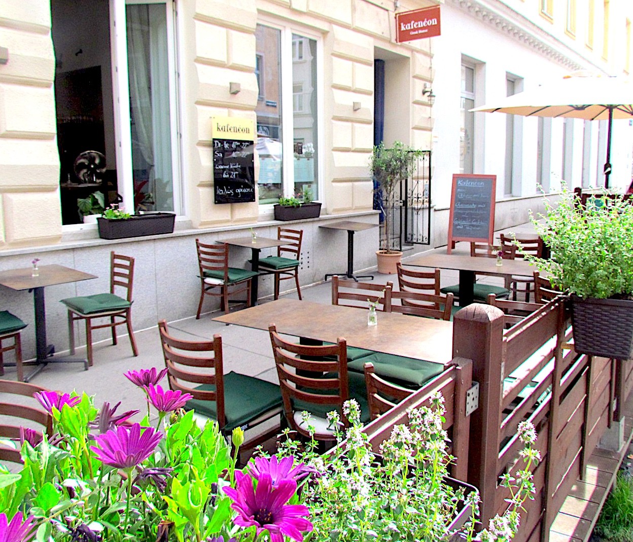 Kafeneon - Καφενείο: the place