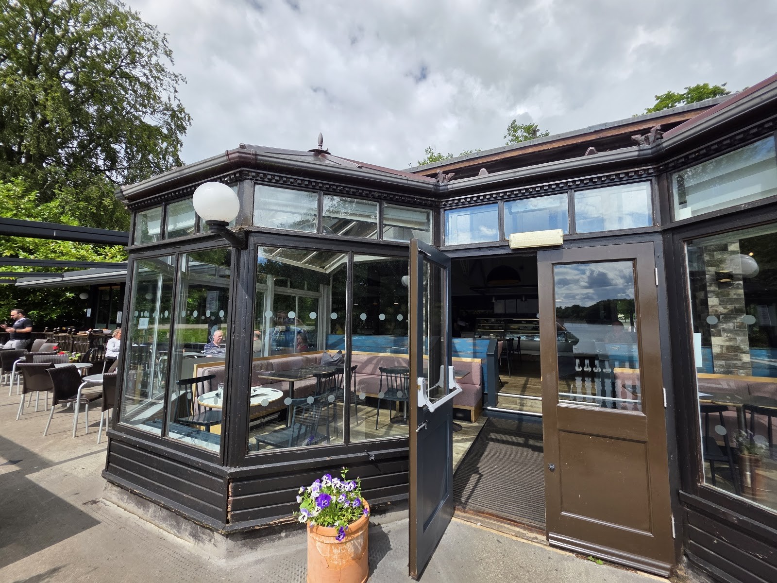 The Lakeside Café: the place