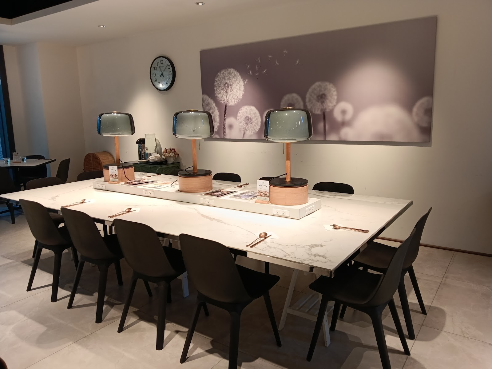 Dandelion 常不輕 關渡店: the place