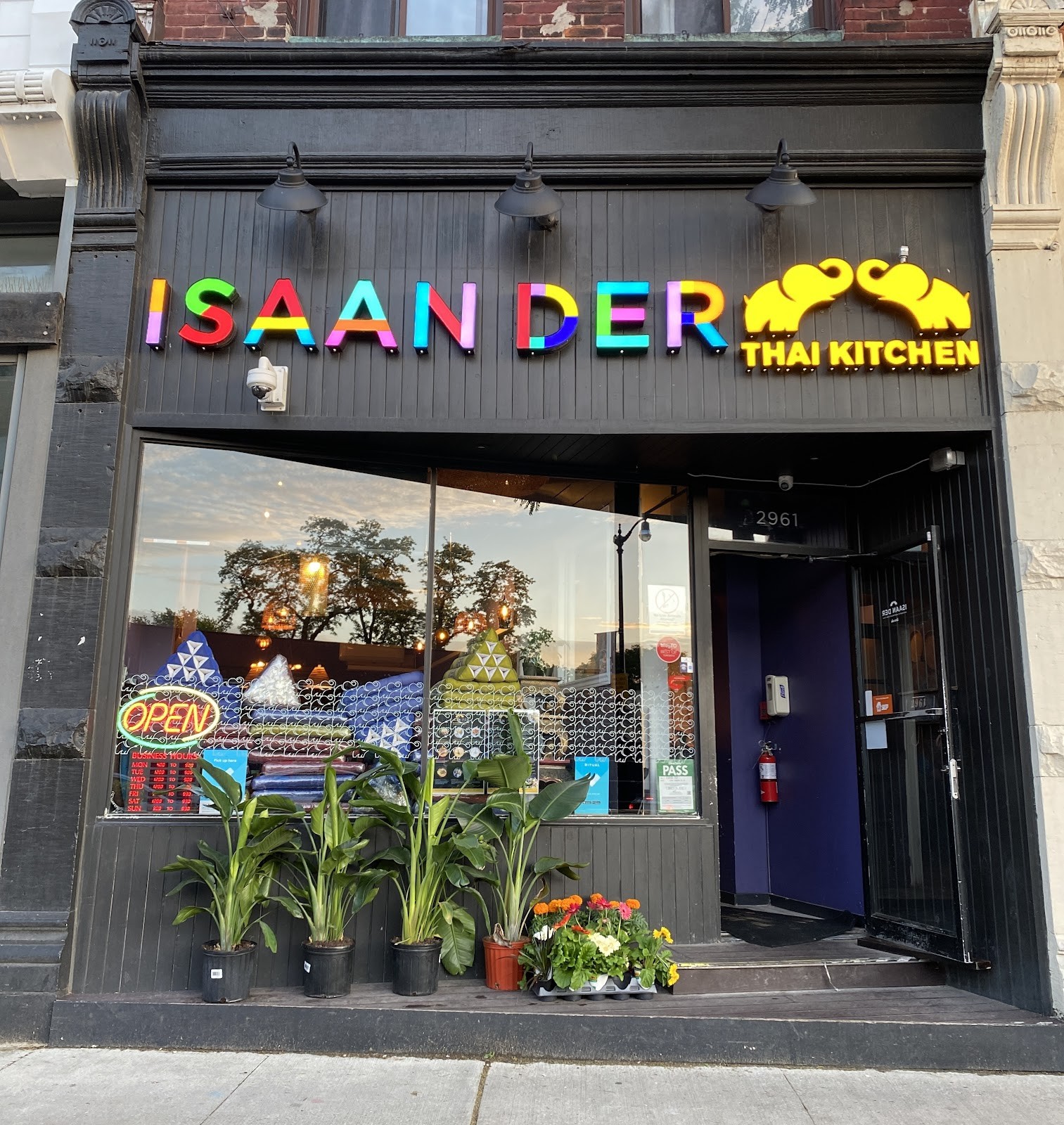 Isaan Der - Thai Kitchen & Bar: the place