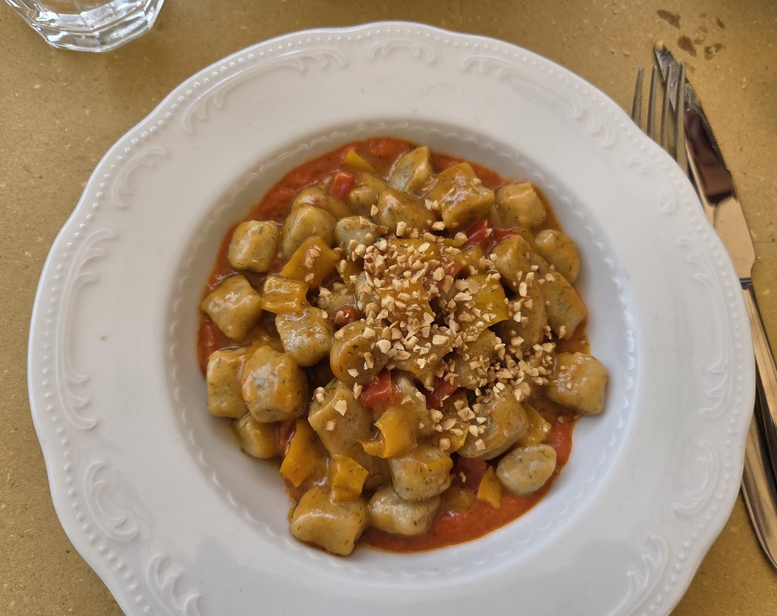 Mezzaluna: food & drinks
