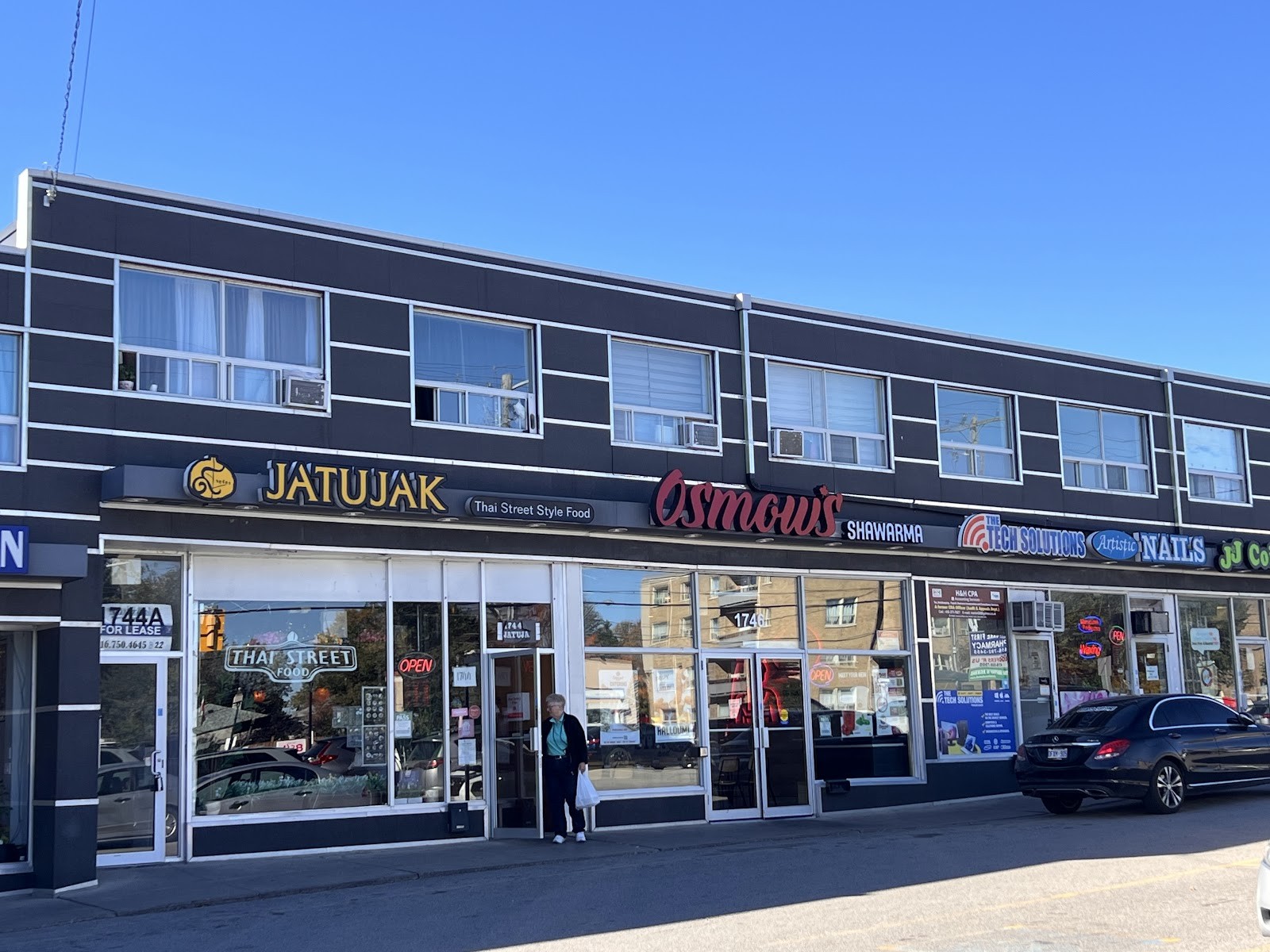 Jatujak Thai Restaurant - Victoria Park Ave: the place
