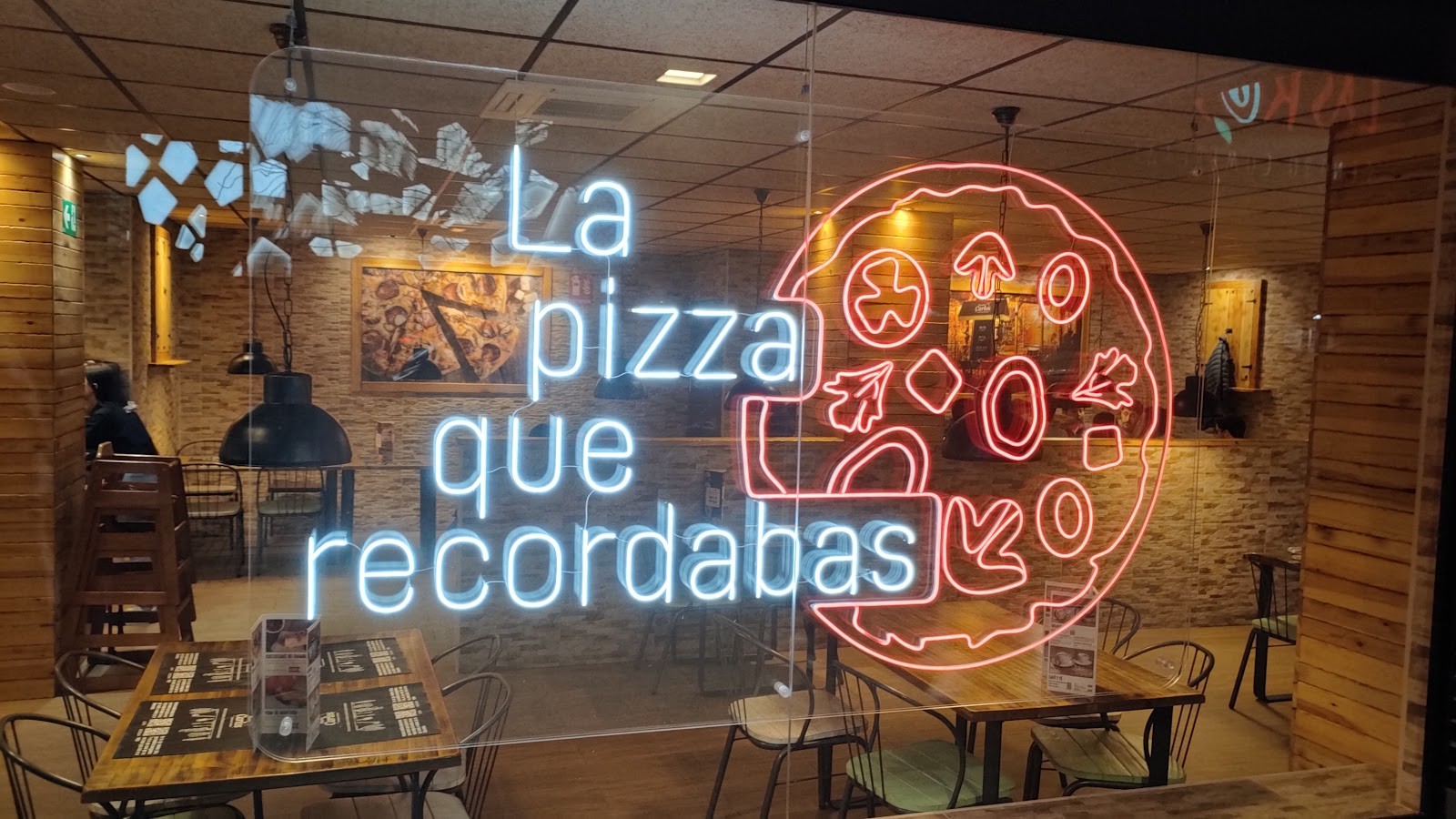 Pizzería Carlos: the place