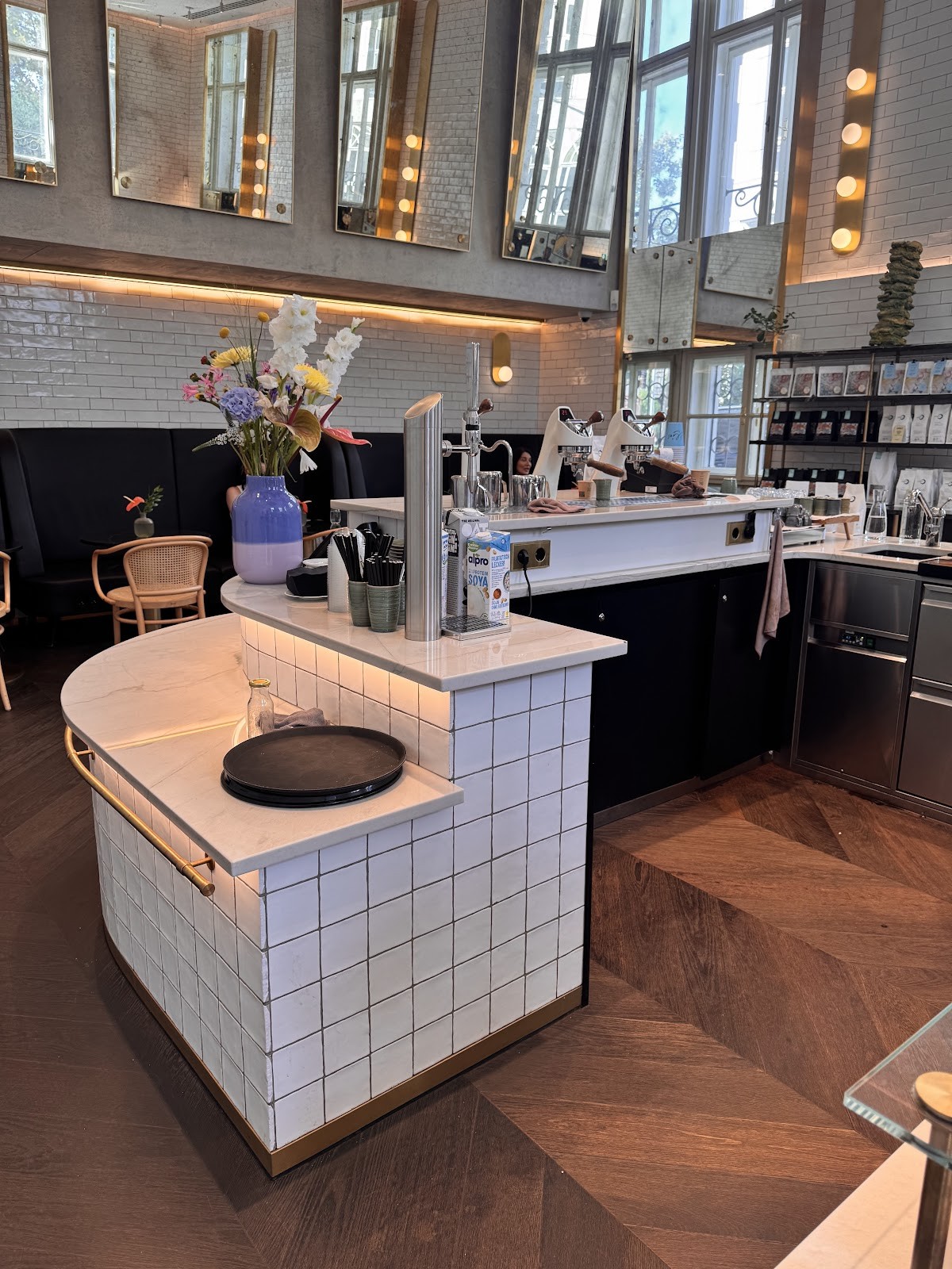 Elias Coffee Shop: the place