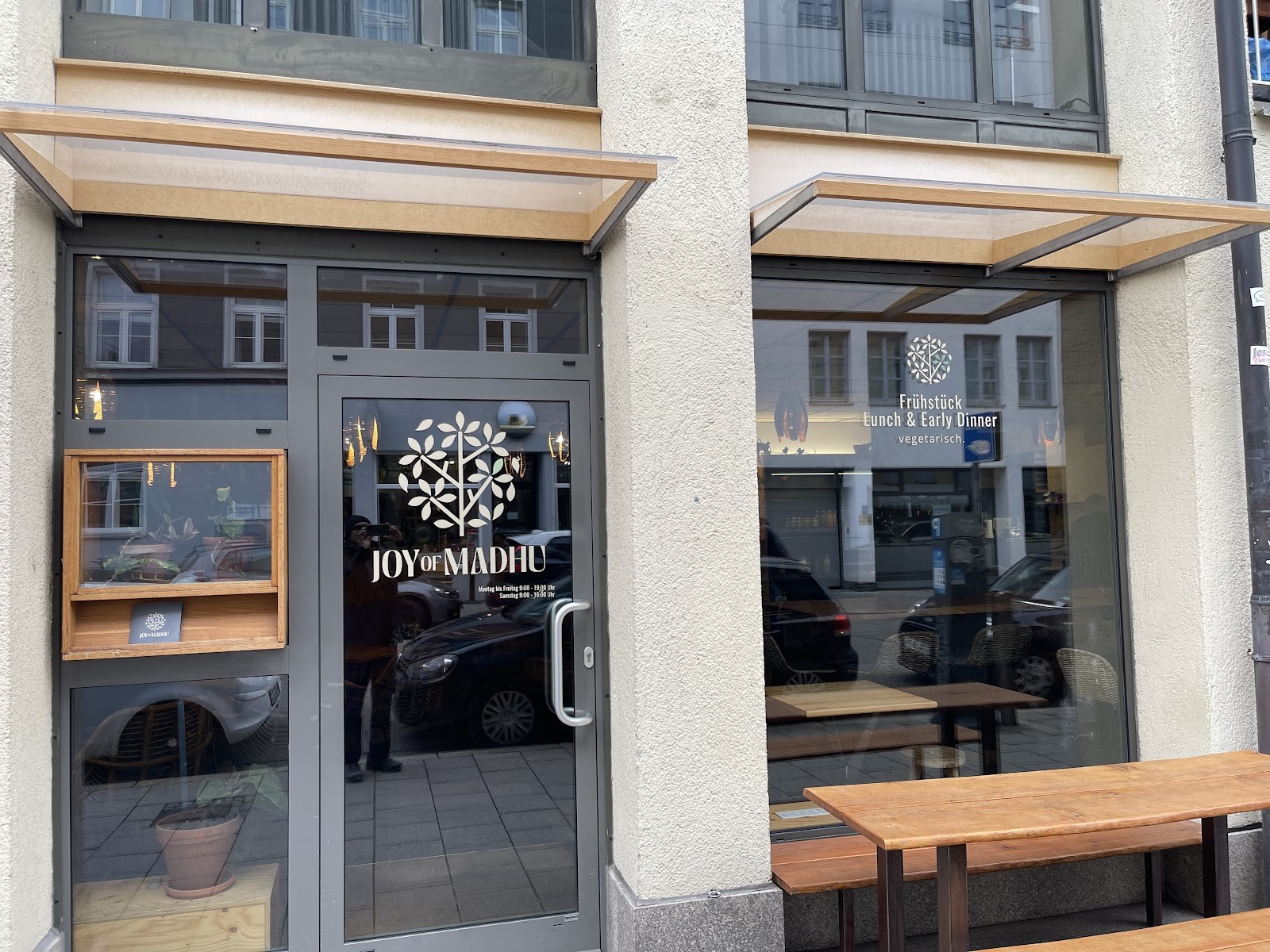 JOY OF MADHU München: the place