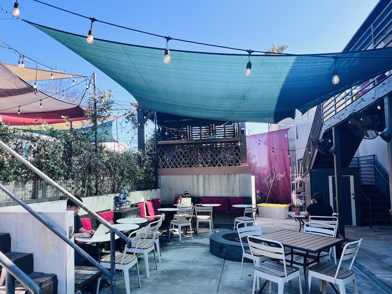 Muddy Paw Coffee & Park Eagle Rock: the place