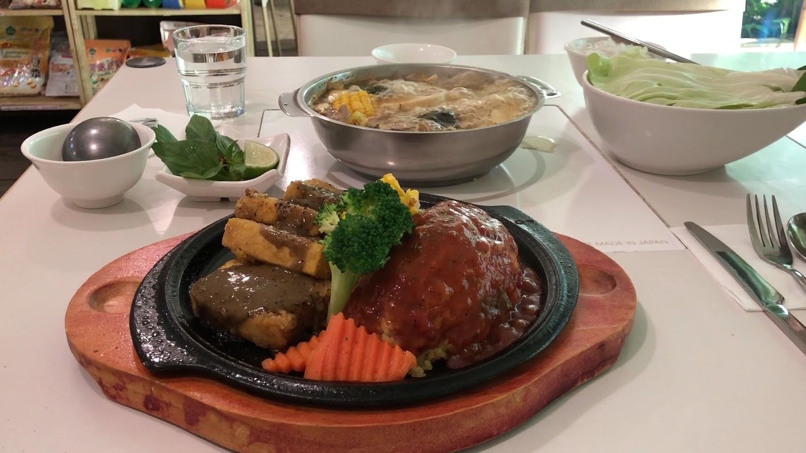 Loving Hut 愛家國際餐飲 台北 和平店: food & drinks